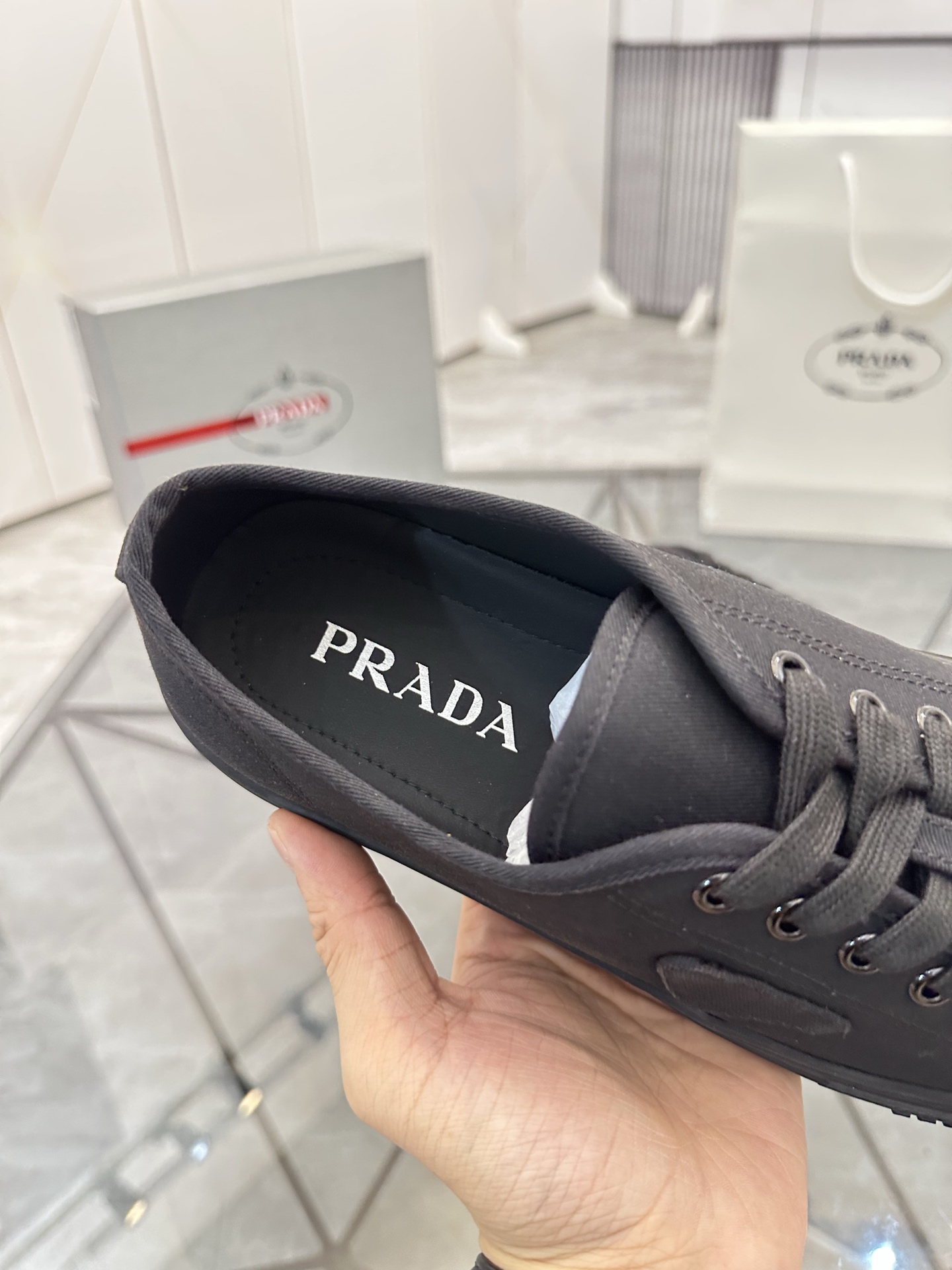 Precio de venta: P270 Artículos de alta gama y máxima calidadMarca: Prada *"Prada*" lowtop loafersTa