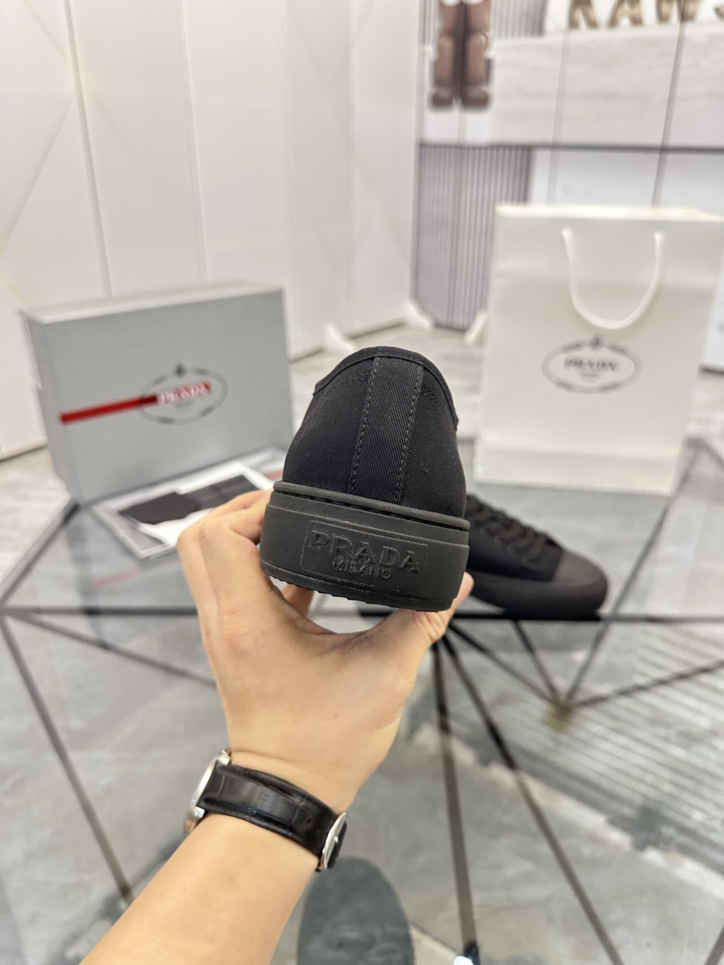 Precio de venta: P270 Artículos de alta gama y máxima calidadMarca: Prada *"Prada*" lowtop loafersTa