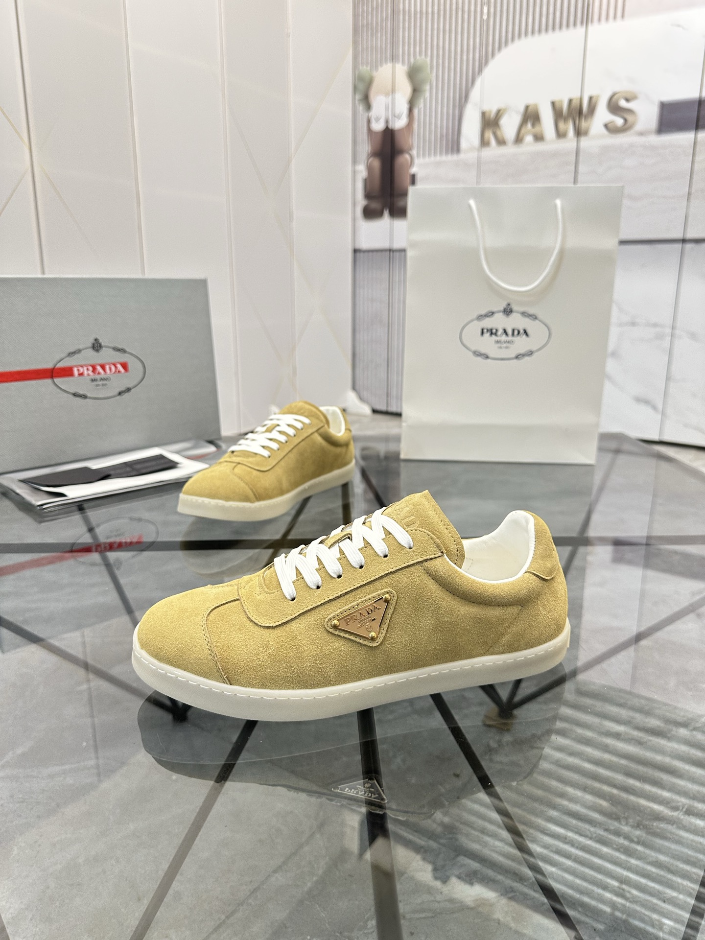 Precio de venta: P250 Calidad superior de gama altaMarca: Prada *