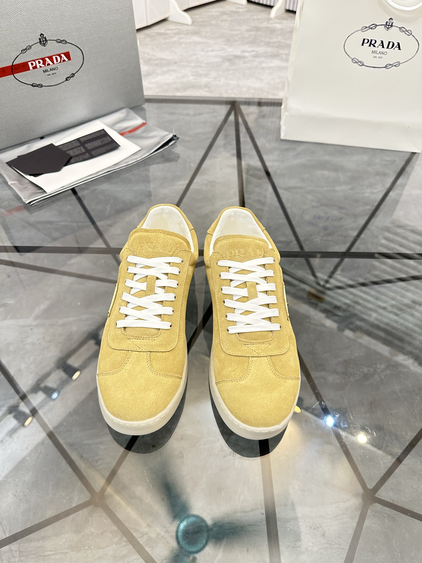 Precio de venta: P250 Calidad superior de gama altaMarca: Prada *"Prada*" mocasines de caña bajaTall