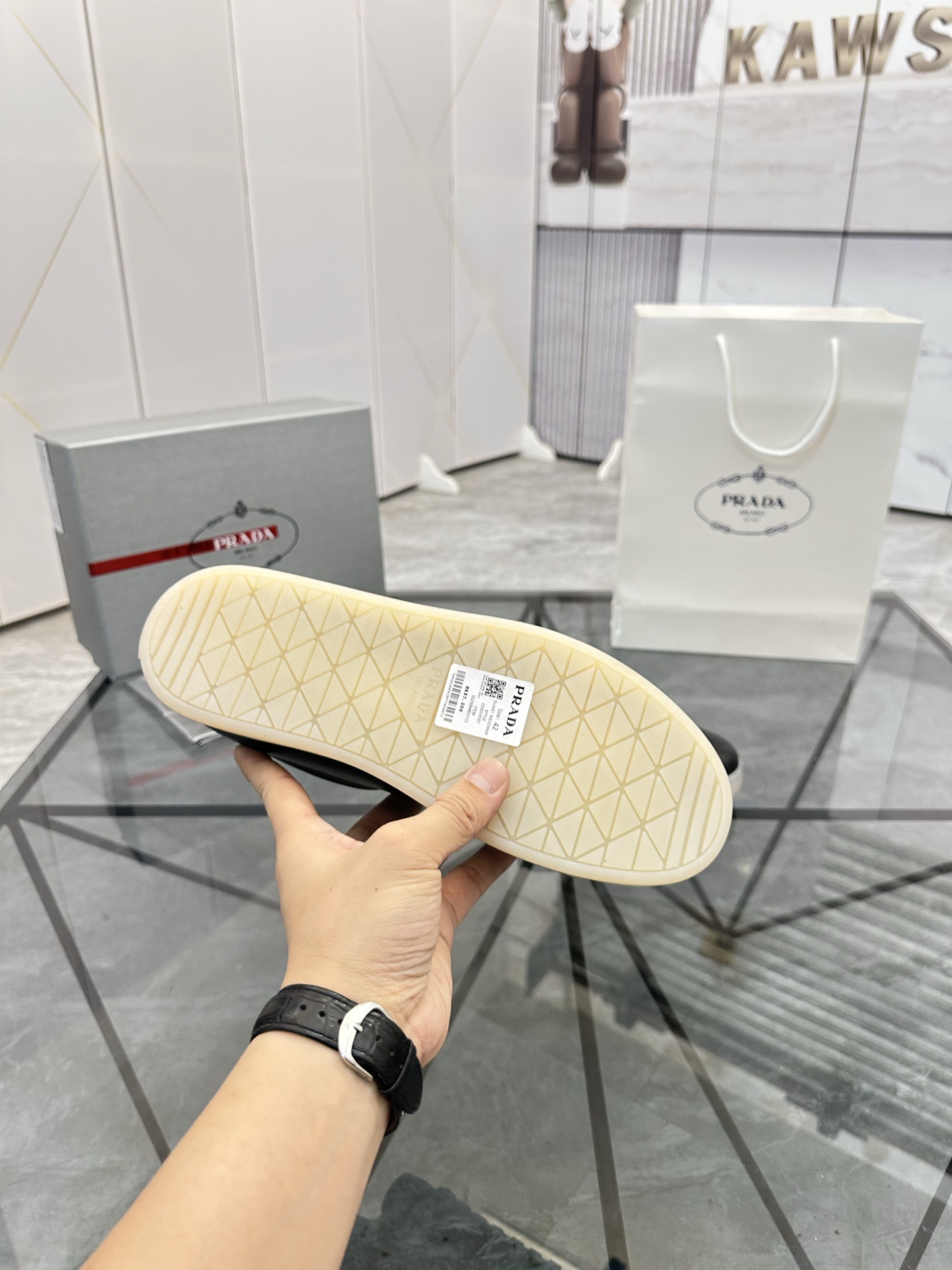 Precio de venta: P250 Artículos de gama alta y calidad superiorMarca: Prada *"Prada*" lowtop loafers