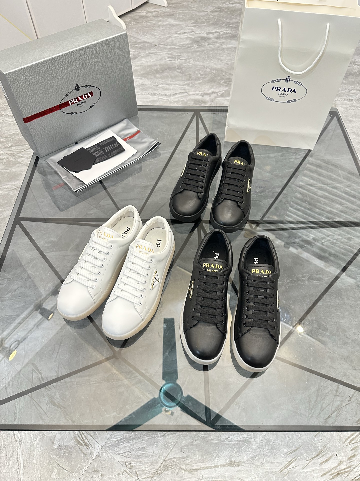 Precio de venta: P250 Artículos de gama alta y calidad superiorMarca: Prada *"Prada*" lowtop loafers
