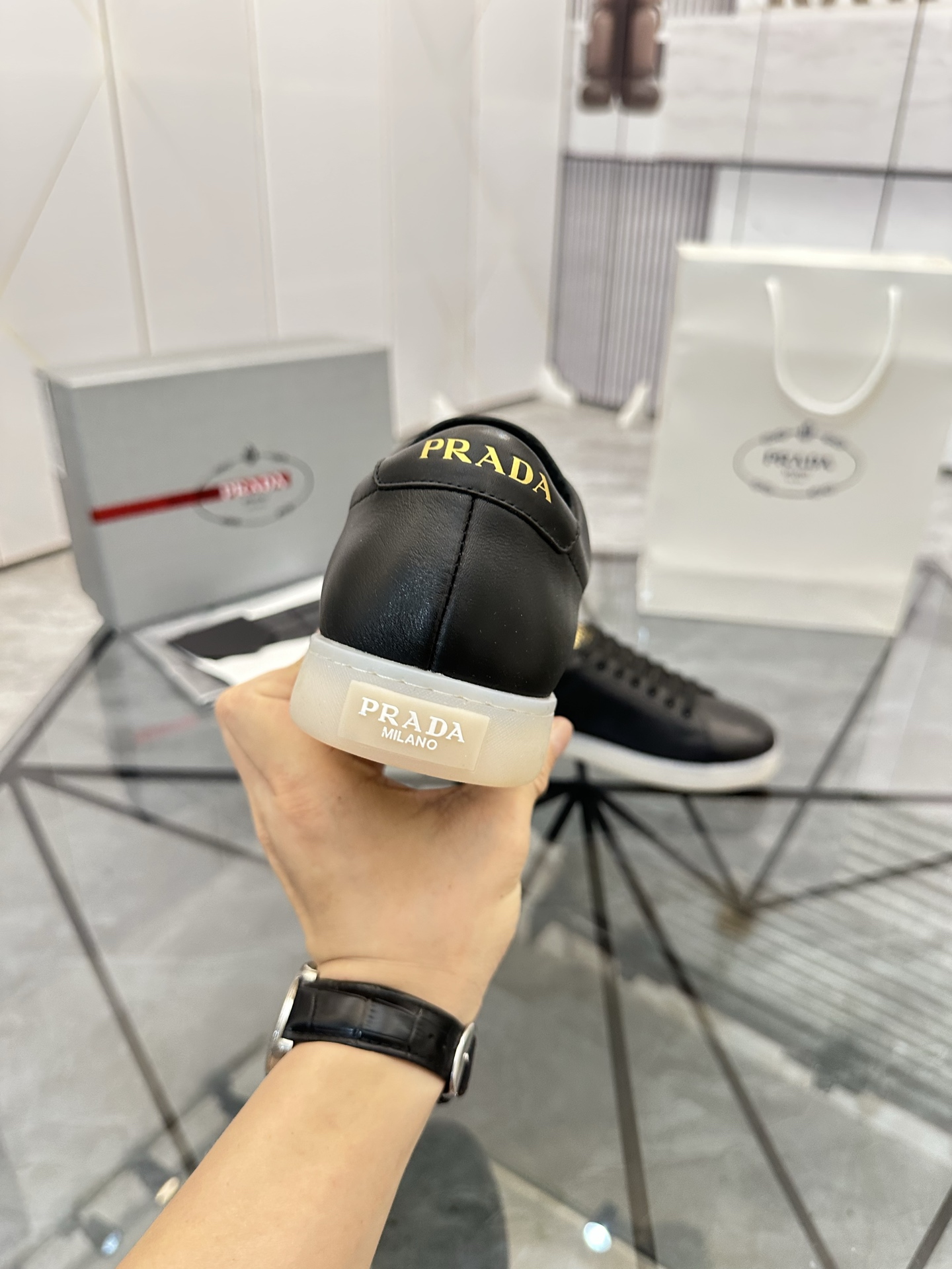 Precio de venta: P250 Artículos de gama alta y calidad superiorMarca: Prada *"Prada*" lowtop loafers