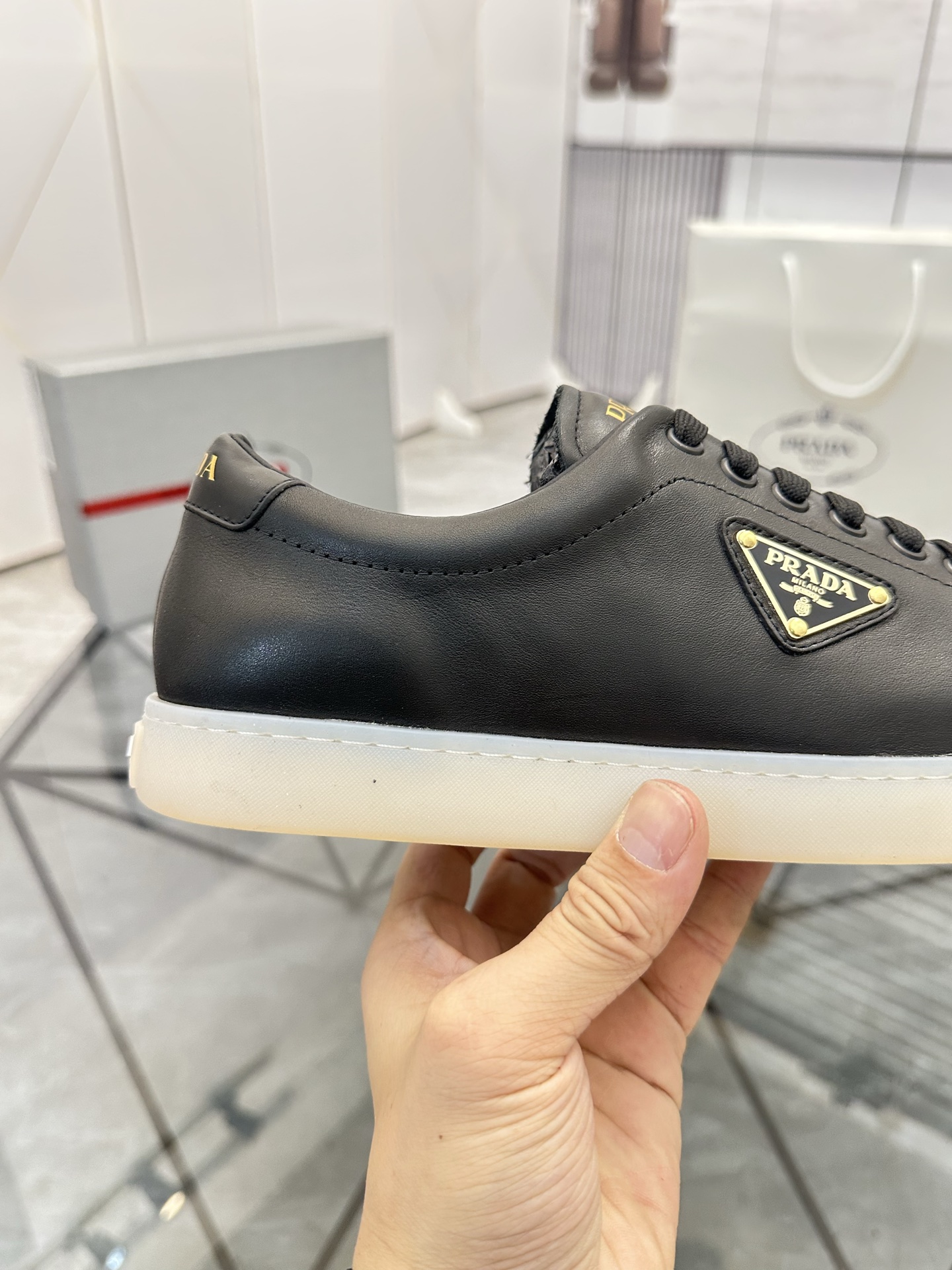 Precio de venta: P250 Artículos de gama alta y calidad superiorMarca: Prada *"Prada*" lowtop loafers