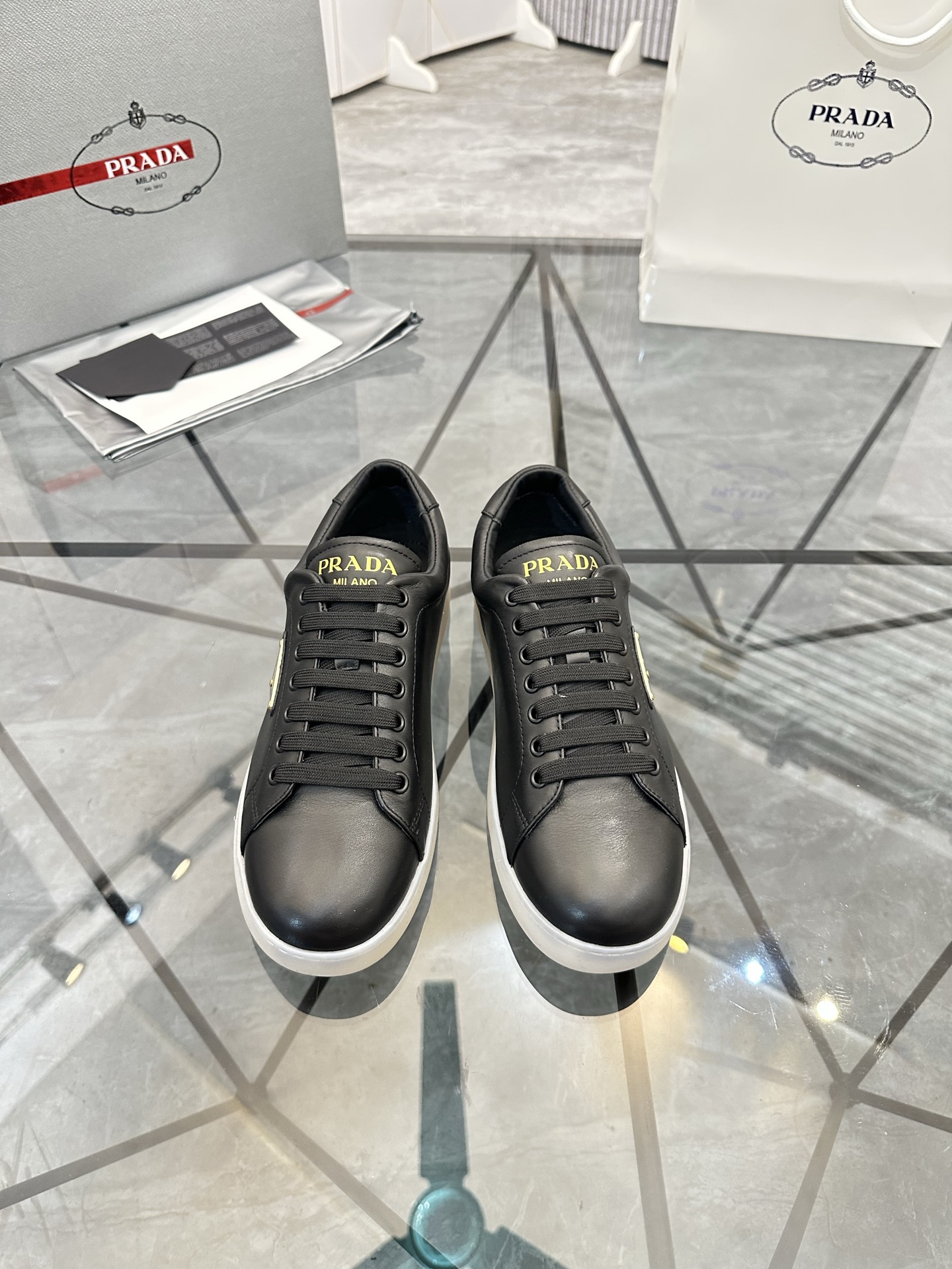 Precio de venta: P250 Artículos de gama alta y calidad superiorMarca: Prada *"Prada*" lowtop loafers