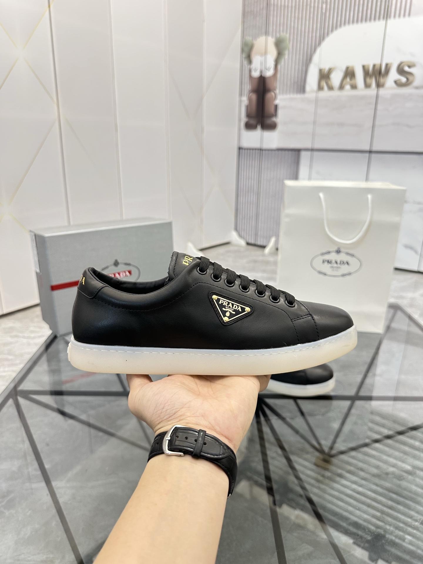 Precio de venta: P250 Artículos de gama alta y calidad superiorMarca: Prada *"Prada*" lowtop loafers