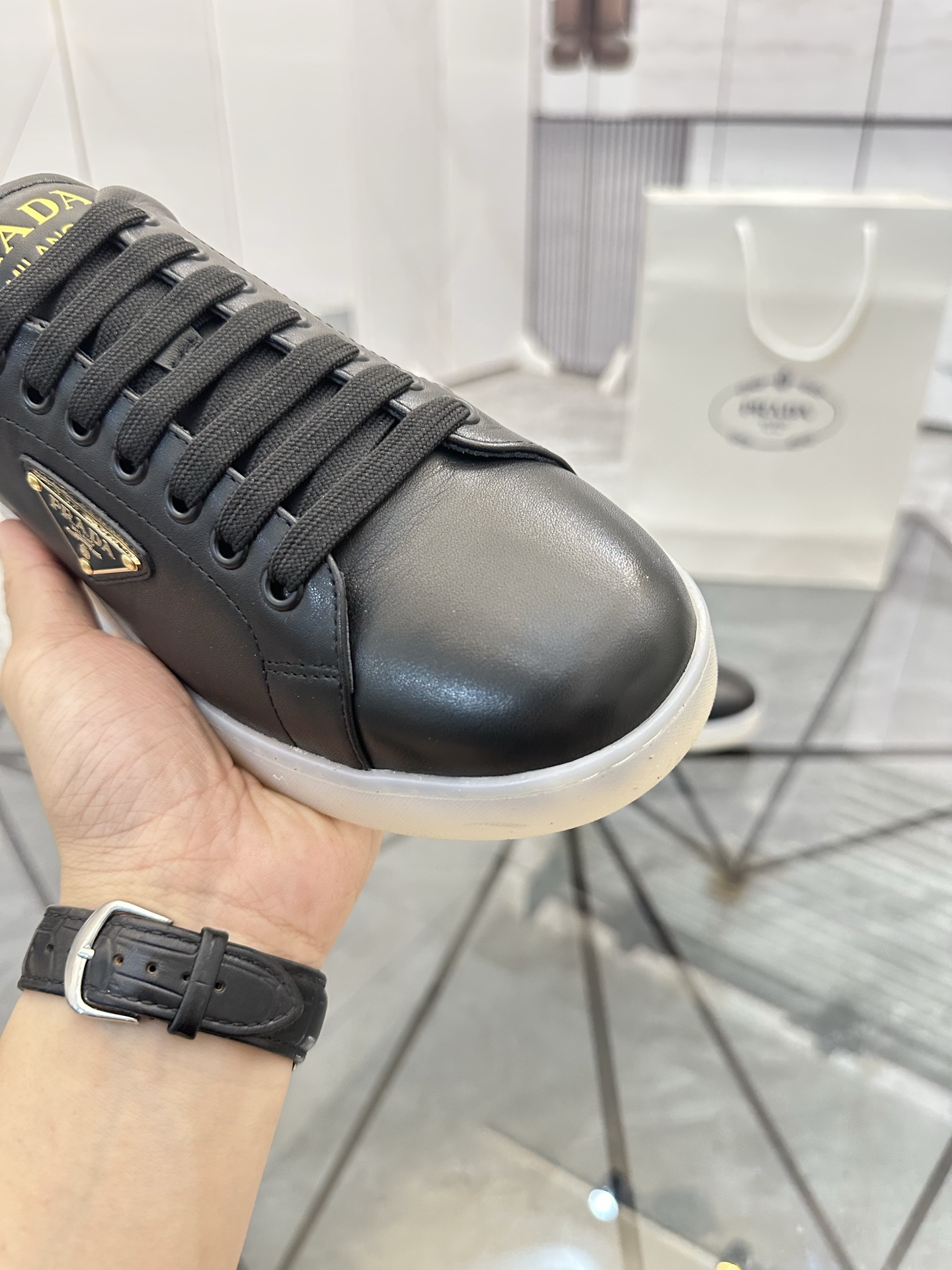 Precio de venta: P250 Artículos de gama alta y calidad superiorMarca: Prada *"Prada*" lowtop loafers