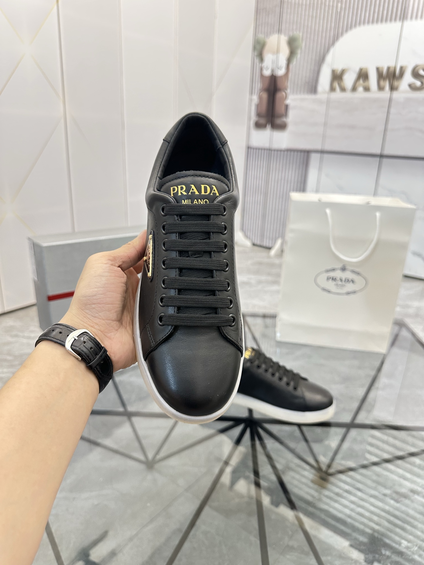 Precio de venta: P250 Artículos de gama alta y calidad superiorMarca: Prada *"Prada*" lowtop loafers