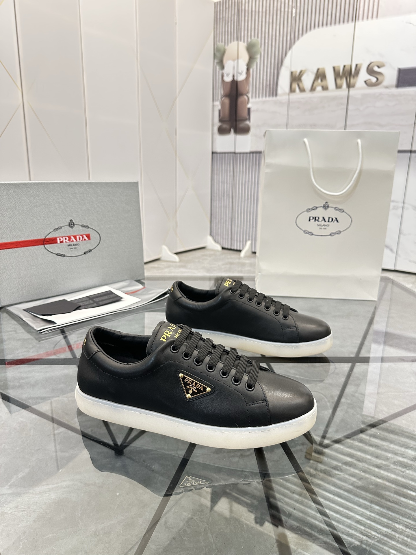 Precio de venta: P250 Artículos de gama alta y calidad superiorMarca: Prada *"Prada*" lowtop loafers