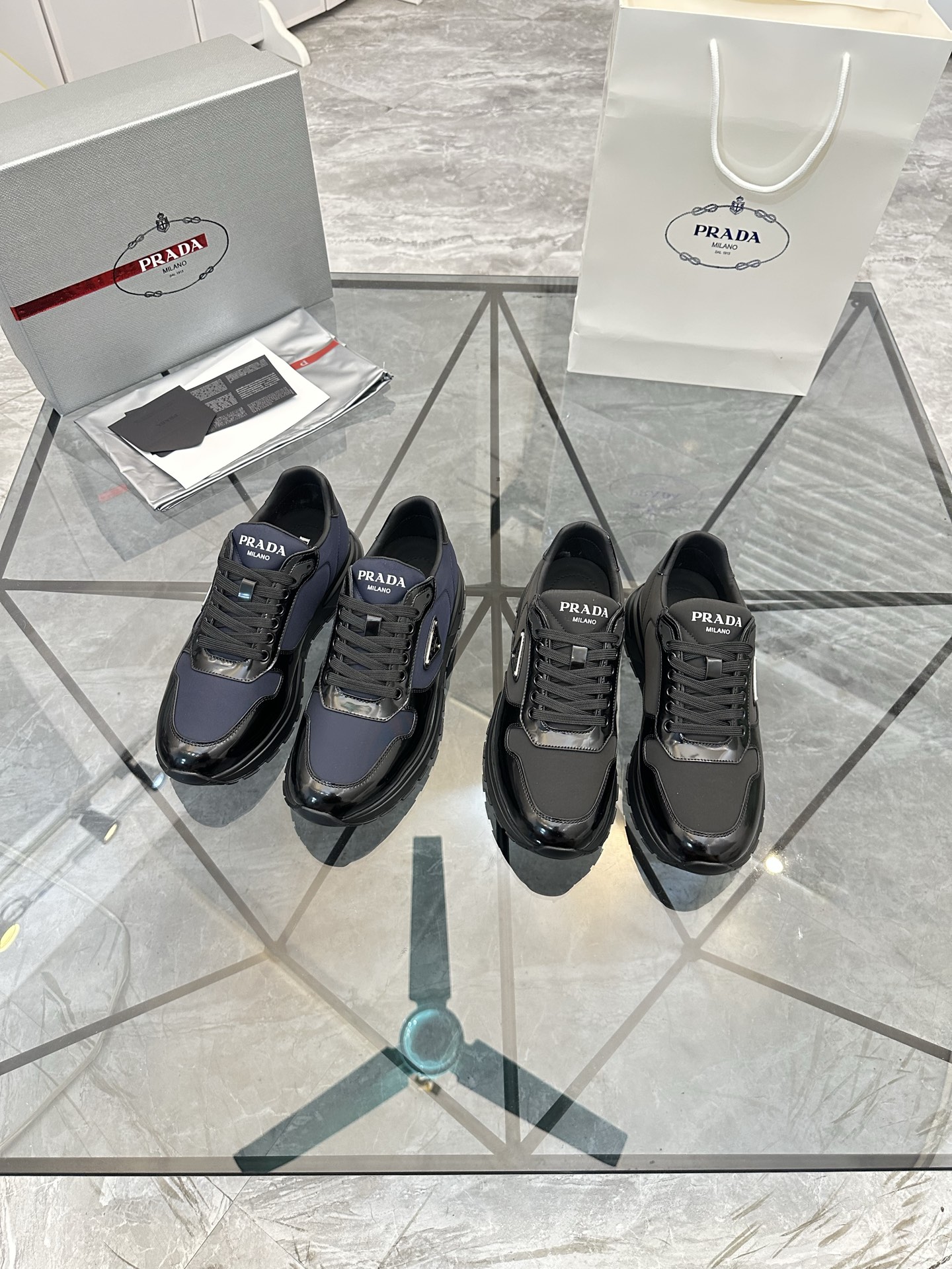 Precio de venta: P270 Artículos de alta gama y calidad superiorMarca: Prada *"Prada*" lowtop loafers