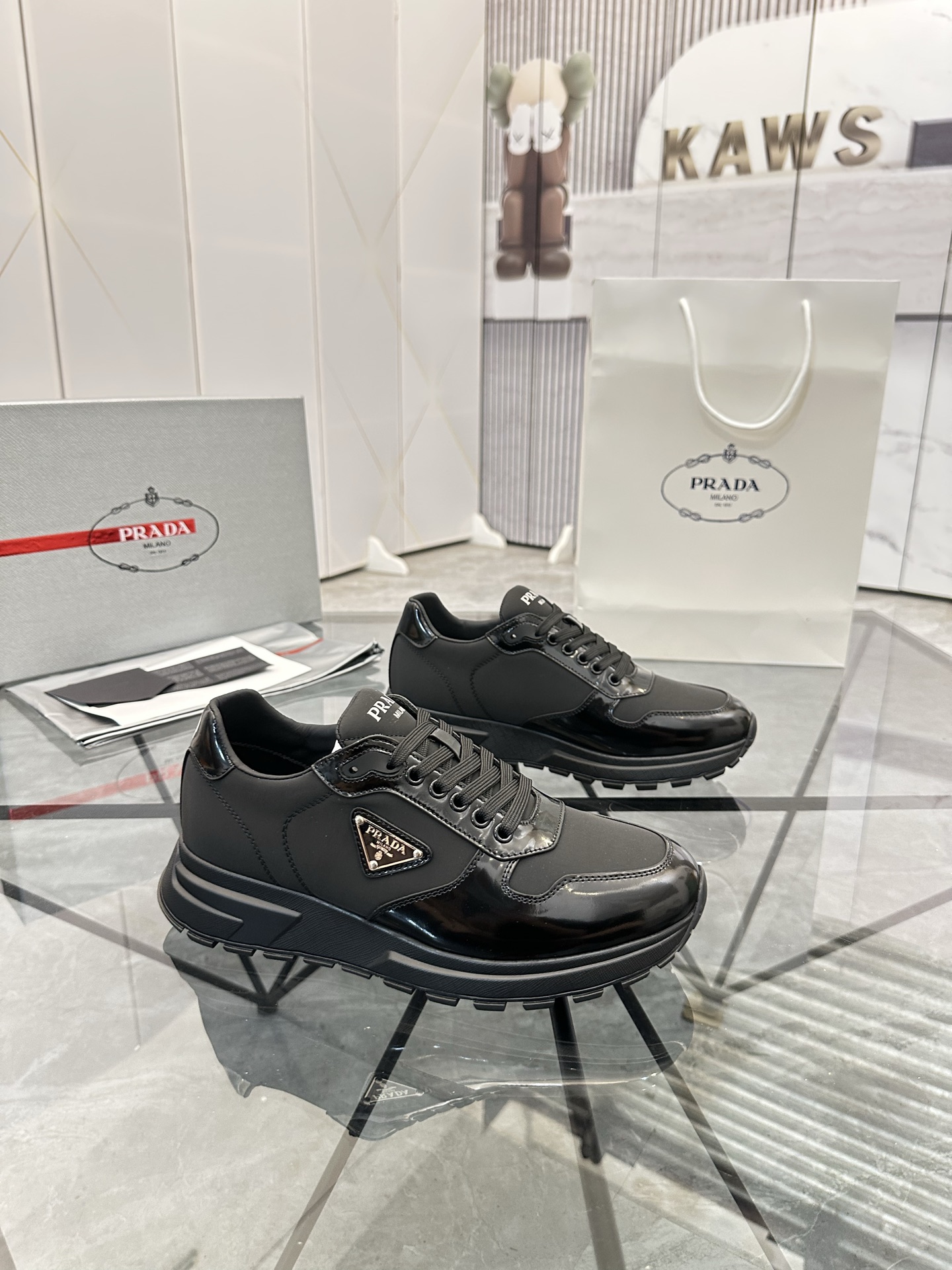 Precio de venta: P270 Artículos de alta gama y calidad superiorMarca: Prada *"Prada*" lowtop loafers