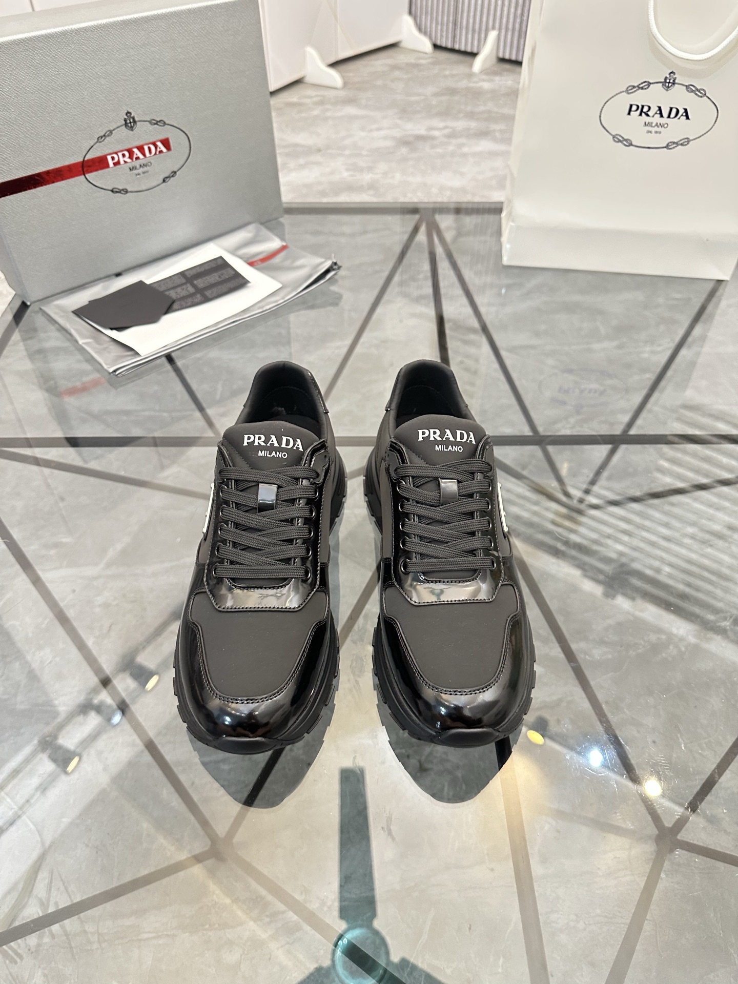 Precio de venta: P270 Artículos de alta gama y calidad superiorMarca: Prada *"Prada*" lowtop loafers