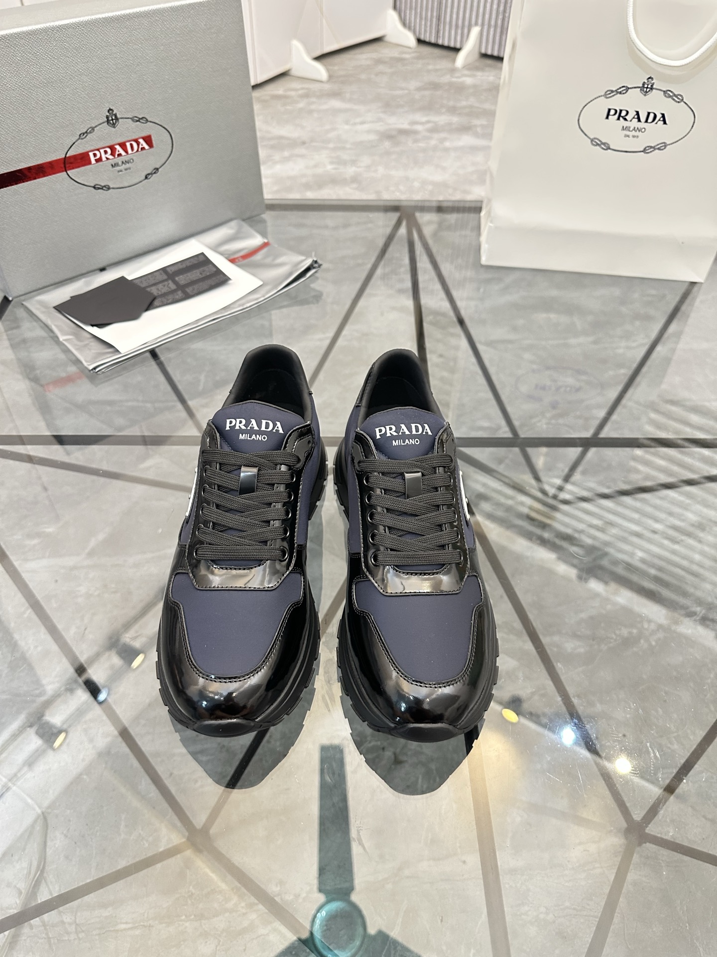 Precio de venta: P270 Artículos de alta gama y calidad superiorMarca: Prada *"Prada*" lowtop loafers