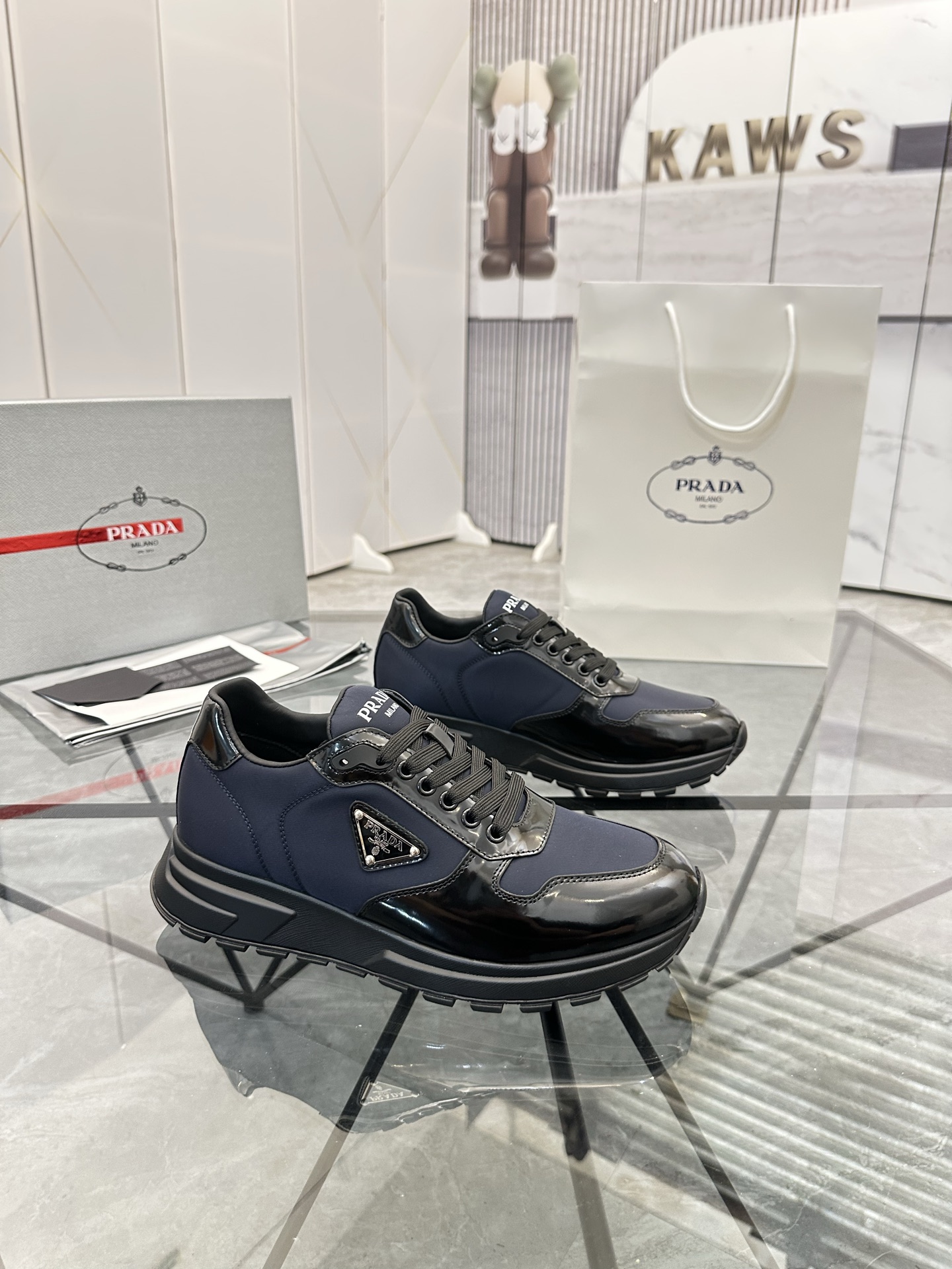 Precio de venta: P270 Artículos de alta gama y calidad superiorMarca: Prada *"Prada*" lowtop loafers