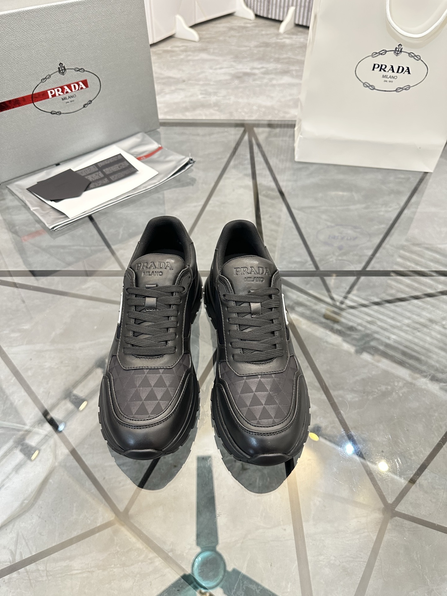 Precio de venta: P270 Artículos de alta gama y calidad superiorMarca: Prada *"Prada*" lowtop loafers