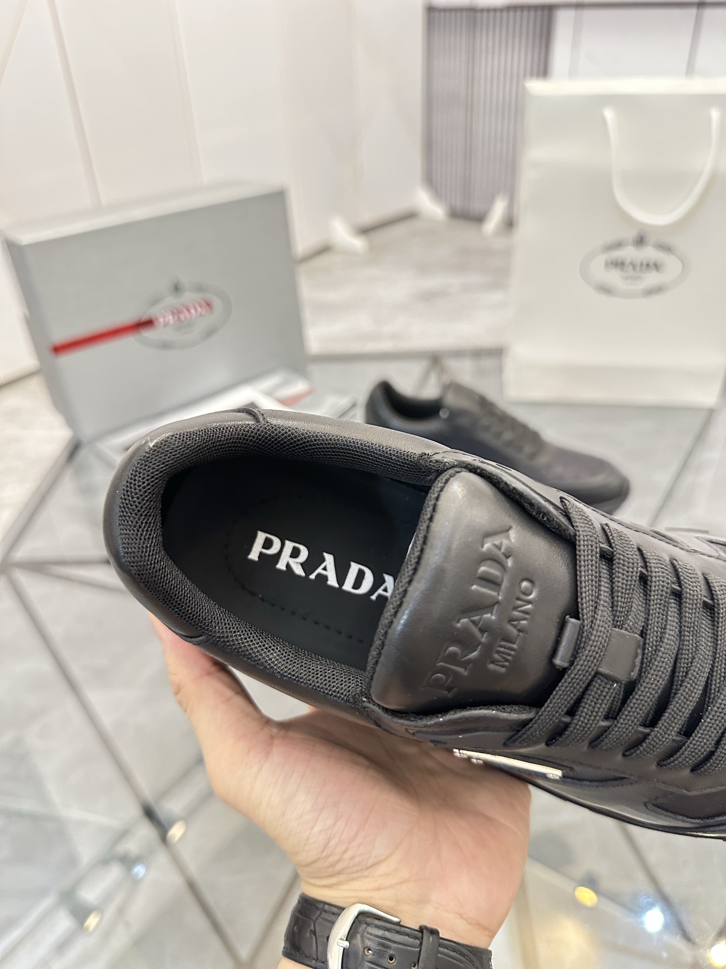 Precio de venta: P270 Artículos de alta gama y calidad superiorMarca: Prada *"Prada*" lowtop loafers