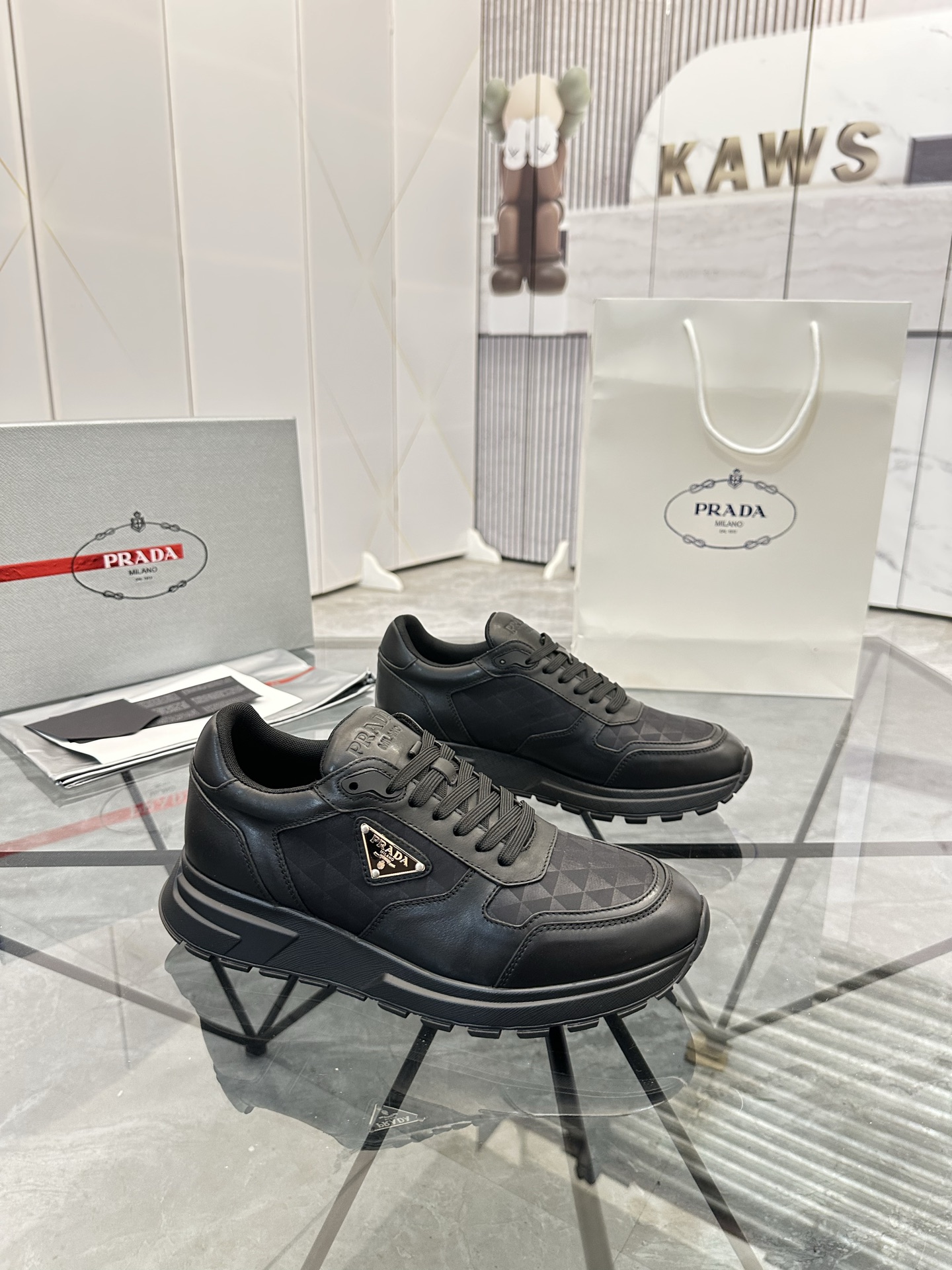 Precio de venta: P270 Artículos de alta gama y calidad superiorMarca: Prada *"Prada*" lowtop loafers