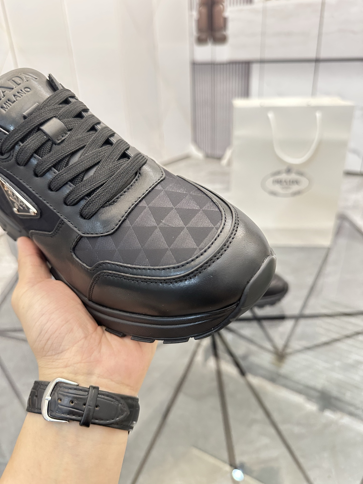 Precio de venta: P270 Artículos de alta gama y calidad superiorMarca: Prada *"Prada*" lowtop loafers