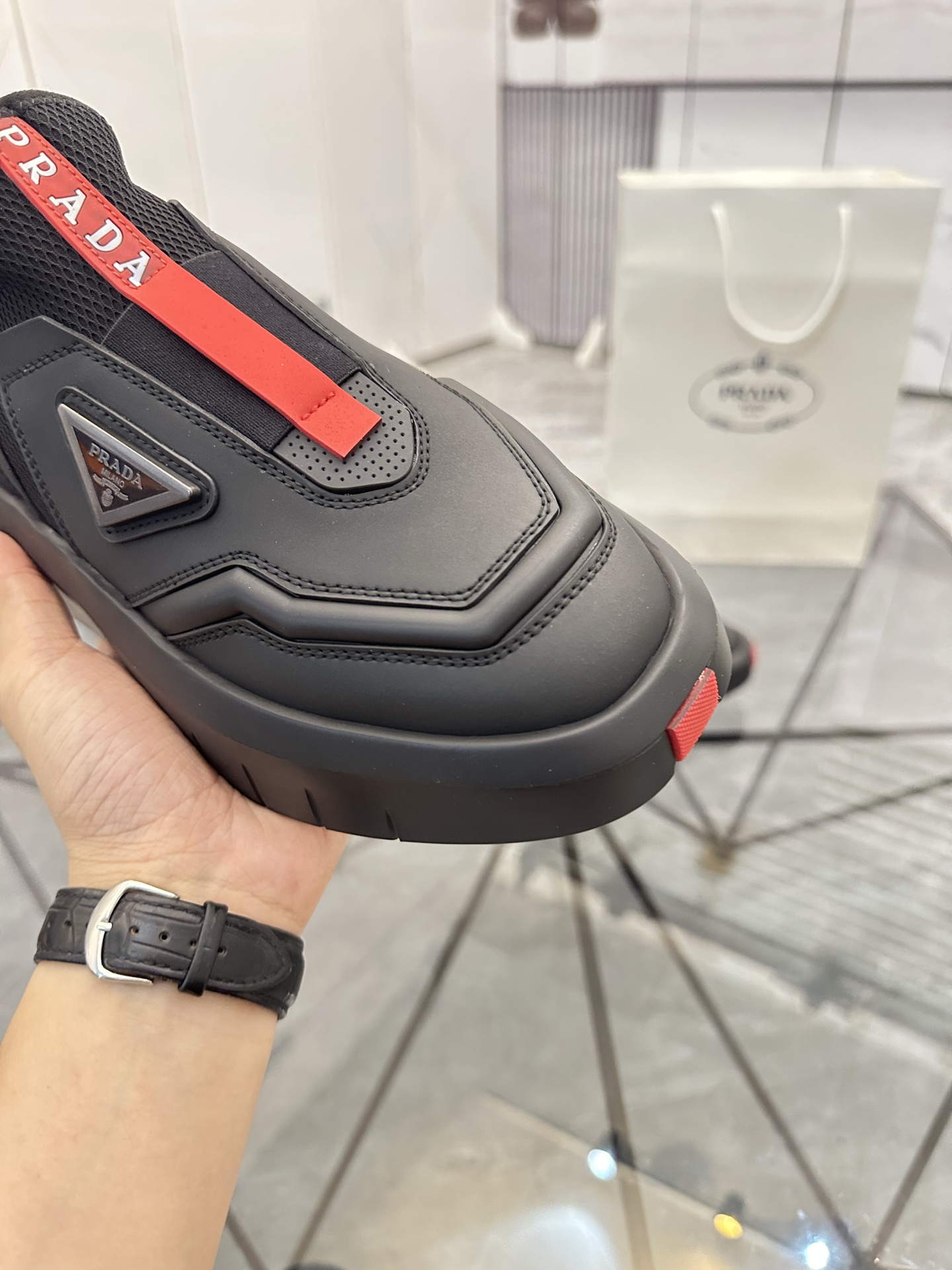 Precio de venta: P290 Artículos de alta gama y máxima calidadMarca: Prada *"Prada*" lowtop loafersTa