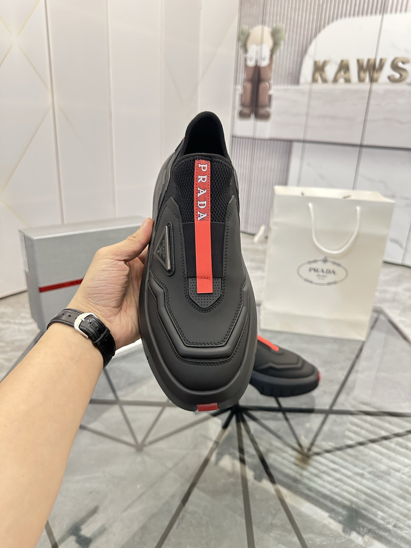 Precio de venta: P290 Artículos de alta gama y máxima calidadMarca: Prada *"Prada*" lowtop loafersTa