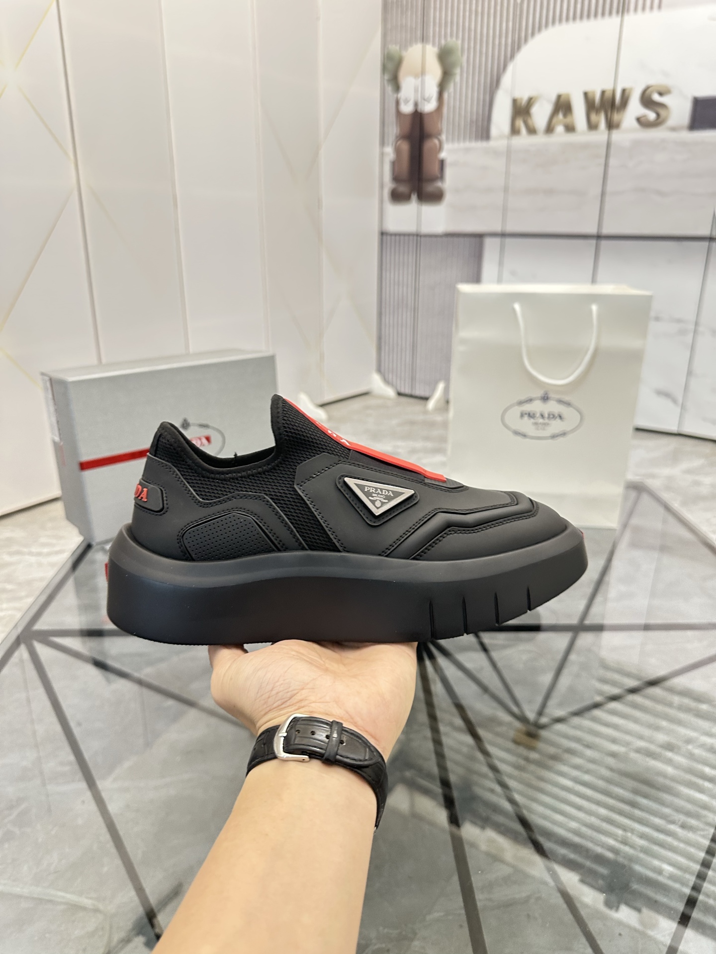 Precio de venta: P290 Artículos de alta gama y máxima calidadMarca: Prada *"Prada*" lowtop loafersTa