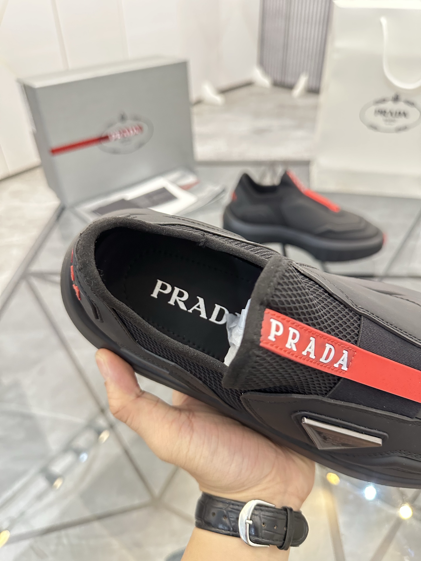 Precio de venta: P290 Artículos de alta gama y máxima calidadMarca: Prada *"Prada*" lowtop loafersTa