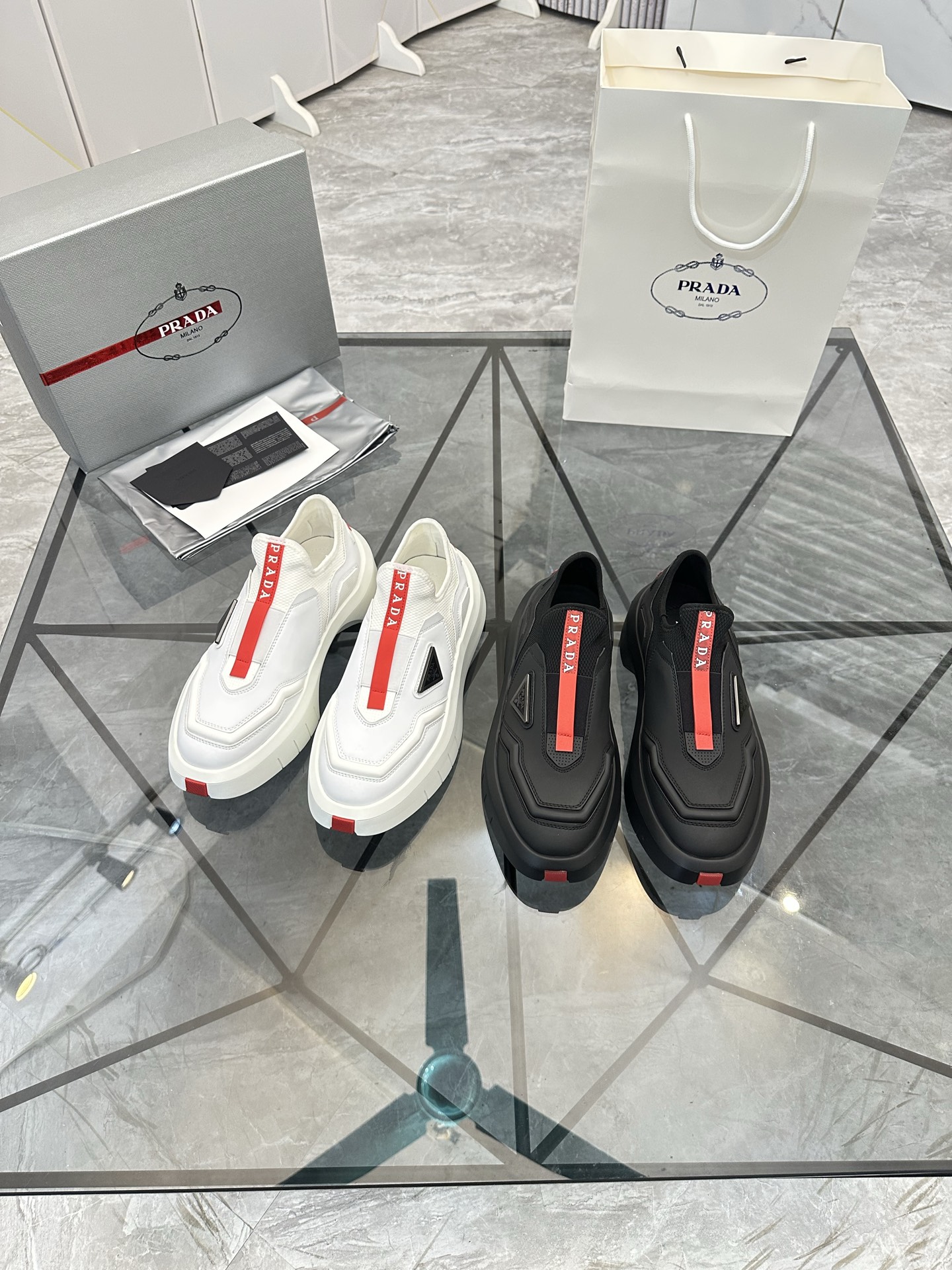 Precio de venta: P290 Artículos de alta gama y máxima calidadMarca: Prada *"Prada*" lowtop loafersTa