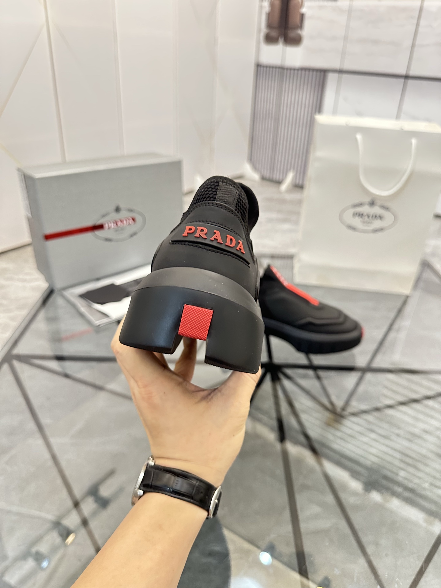 Precio de venta: P290 Artículos de alta gama y máxima calidadMarca: Prada *"Prada*" lowtop loafersTa