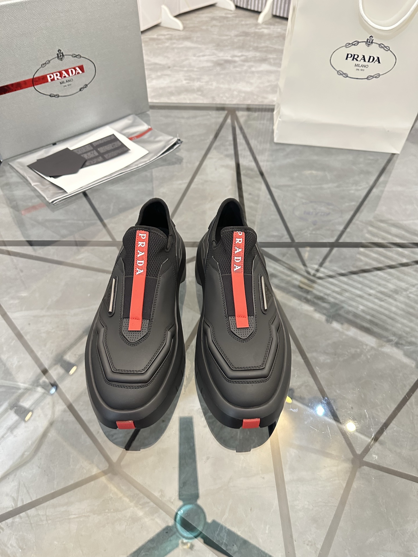 Precio de venta: P290 Artículos de alta gama y máxima calidadMarca: Prada *"Prada*" lowtop loafersTa