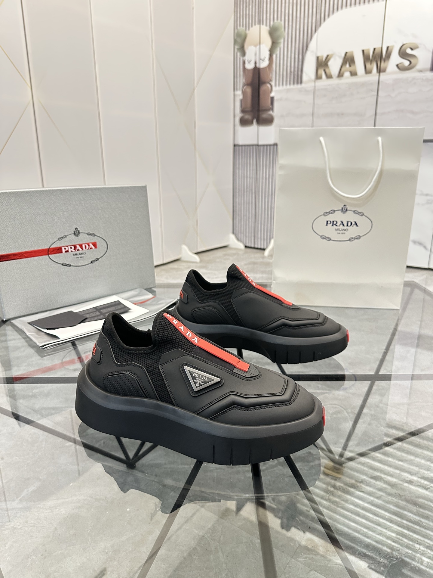 Precio de venta: P290 Artículos de alta gama y máxima calidadMarca: Prada *"Prada*" lowtop loafersTa