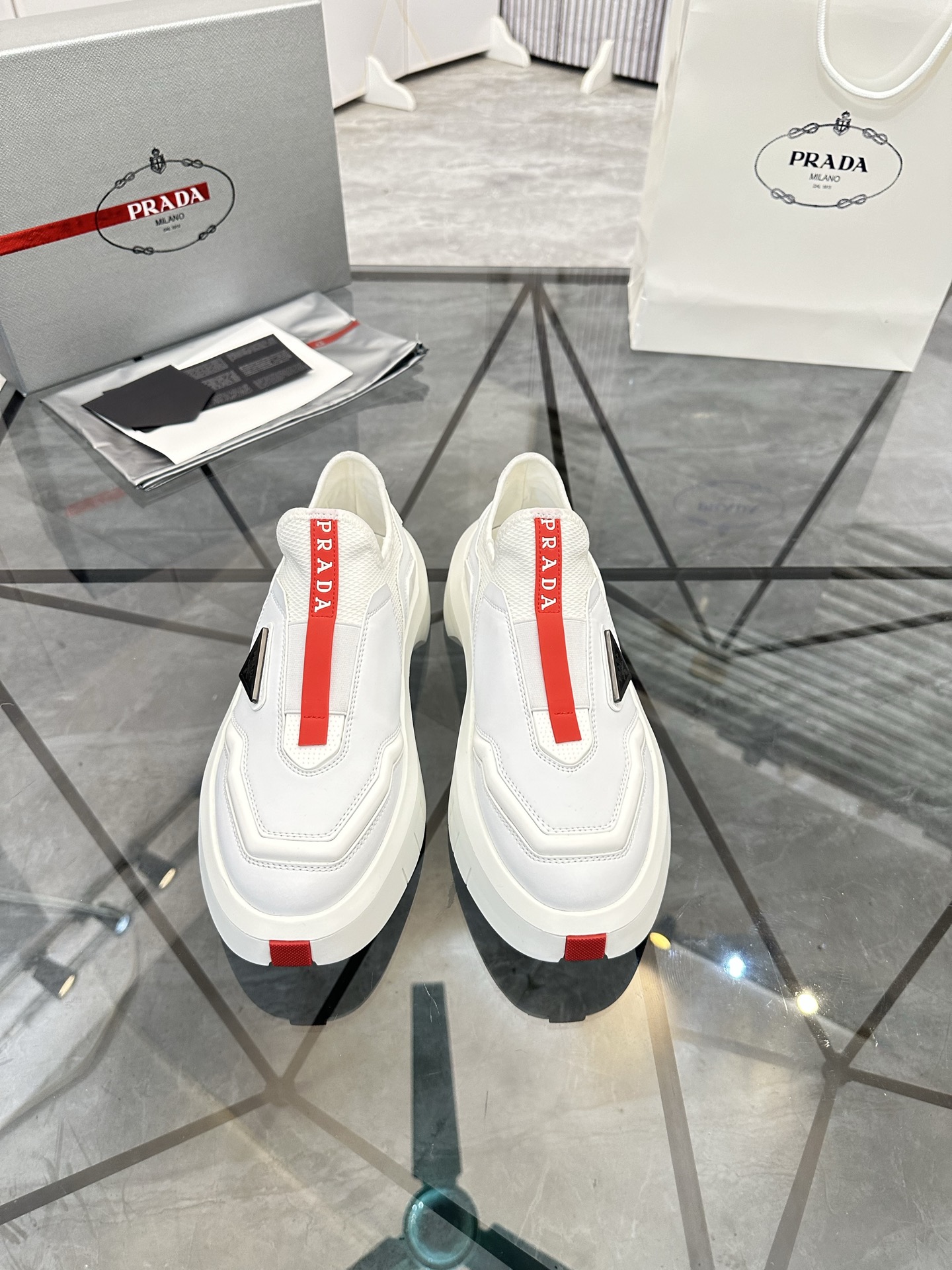Precio de venta: P290 Artículos de alta gama y máxima calidadMarca: Prada *"Prada*" lowtop loafersTa