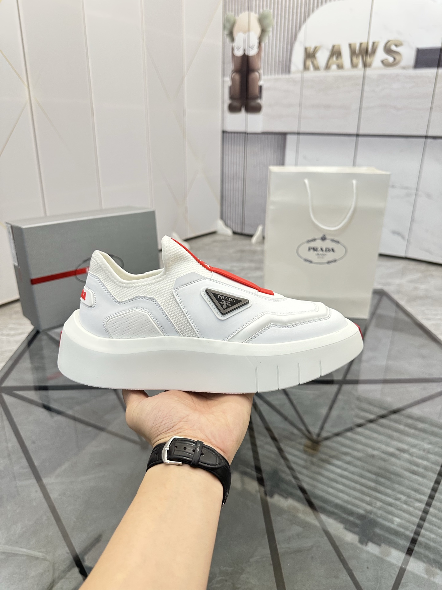 Precio de venta: P290 Artículos de alta gama y máxima calidadMarca: Prada *"Prada*" lowtop loafersTa