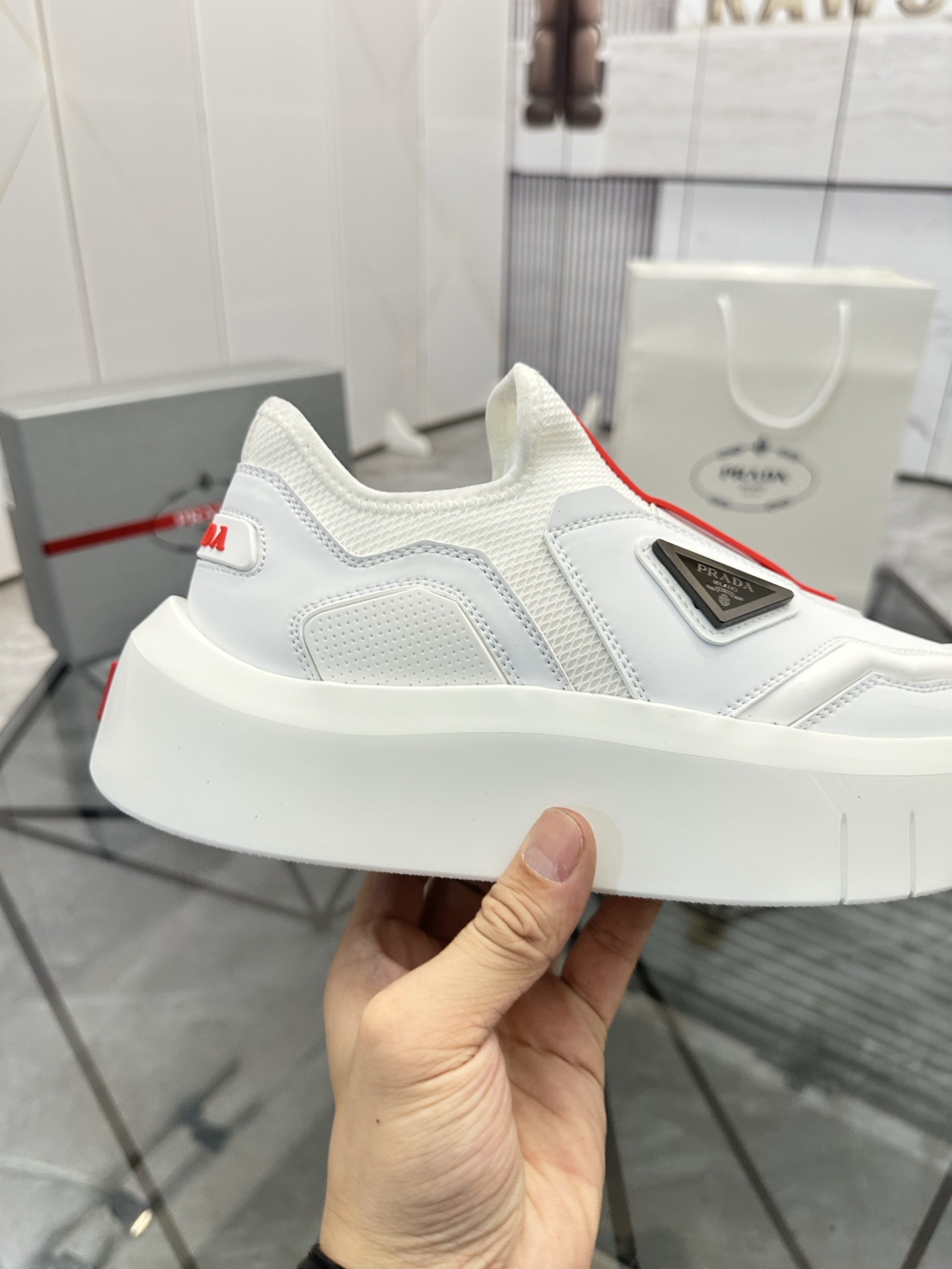 Precio de venta: P290 Artículos de alta gama y máxima calidadMarca: Prada *"Prada*" lowtop loafersTa