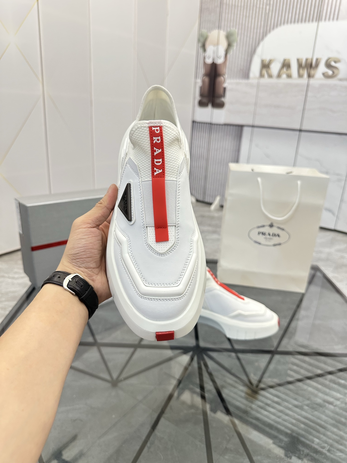 Precio de venta: P290 Artículos de alta gama y máxima calidadMarca: Prada *"Prada*" lowtop loafersTa
