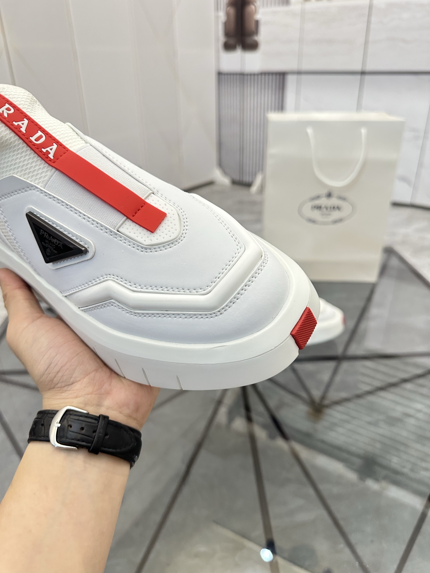 Precio de venta: P290 Artículos de alta gama y máxima calidadMarca: Prada *"Prada*" lowtop loafersTa