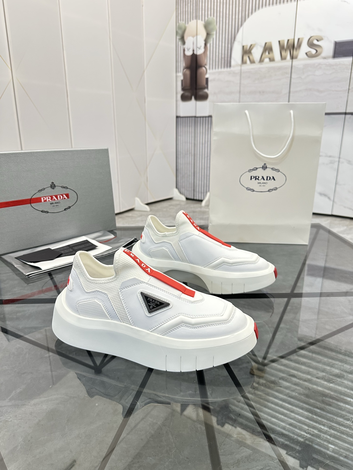 Precio de venta: P290 Artículos de alta gama y máxima calidadMarca: Prada *"Prada*" lowtop loafersTa
