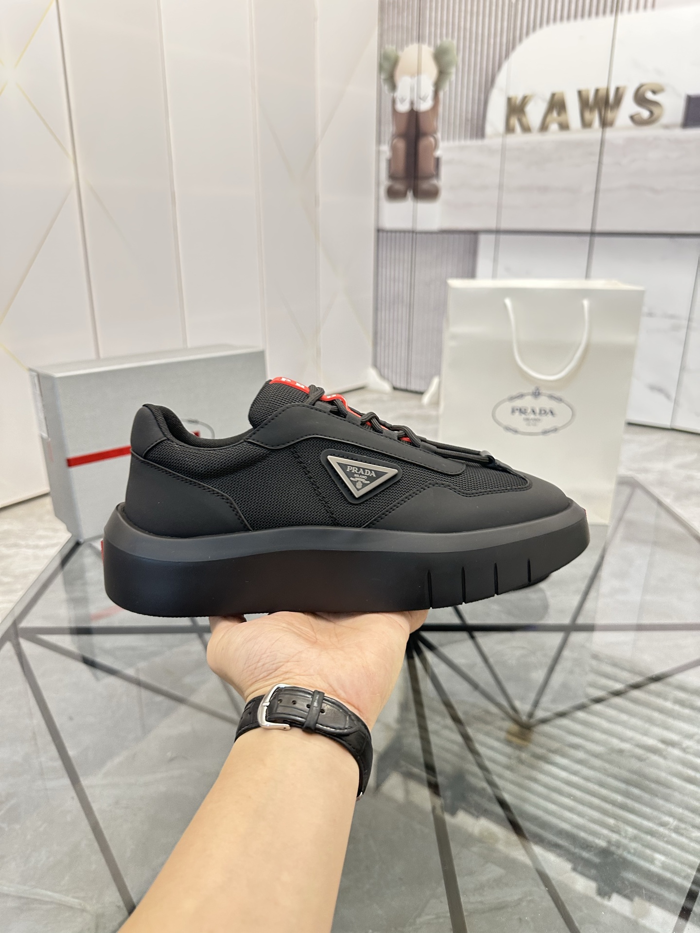 Precio de venta: P290 Artículos de alta gama y máxima calidadMarca: Prada *"Prada*" lowtop loafersTa