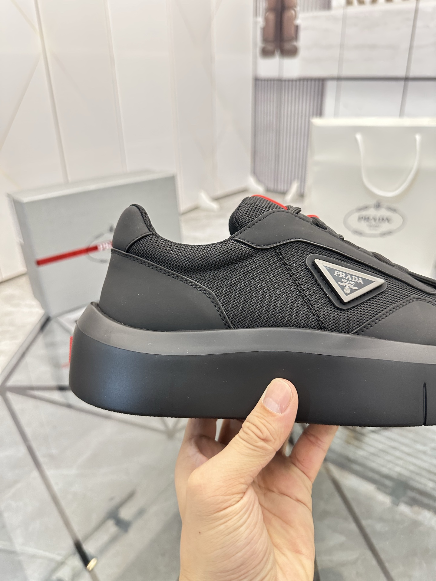 Precio de venta: P290 Artículos de alta gama y máxima calidadMarca: Prada *"Prada*" lowtop loafersTa