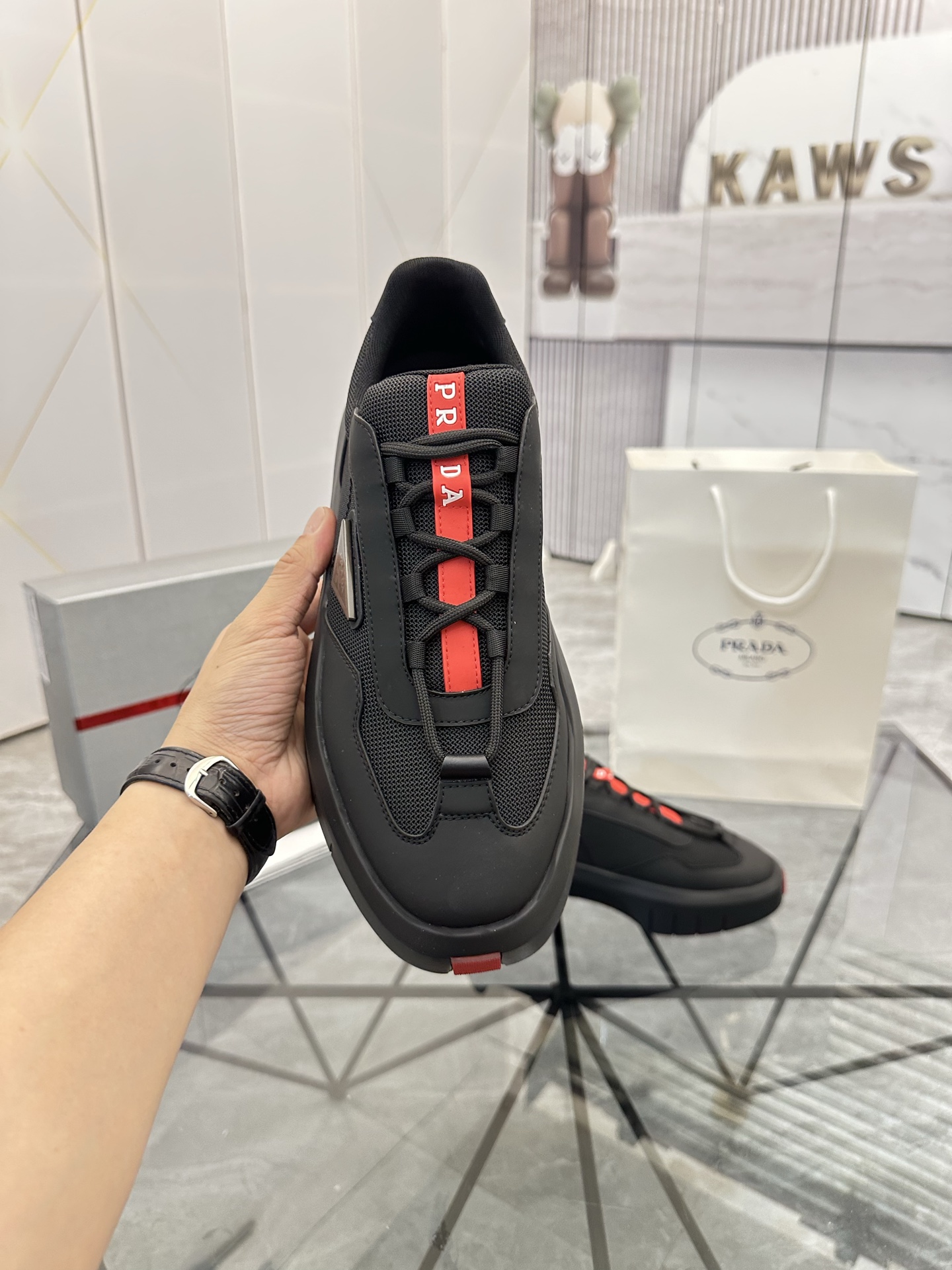 Precio de venta: P290 Artículos de alta gama y máxima calidadMarca: Prada *"Prada*" lowtop loafersTa