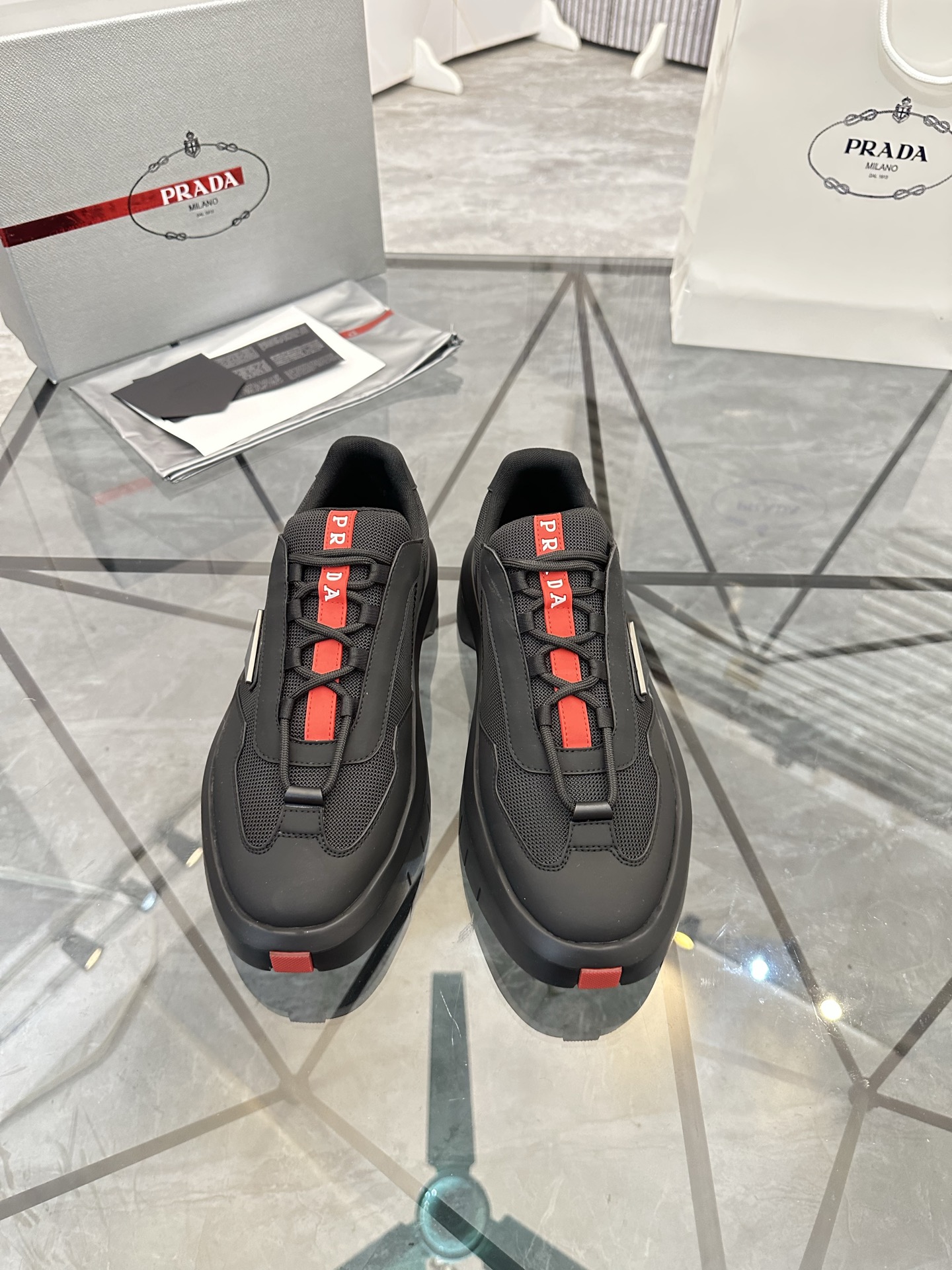 Precio de venta: P290 Artículos de alta gama y máxima calidadMarca: Prada *"Prada*" lowtop loafersTa