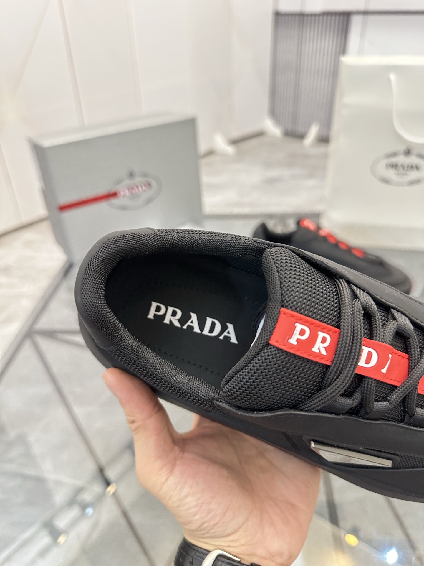 Precio de venta: P290 Artículos de alta gama y máxima calidadMarca: Prada *"Prada*" lowtop loafersTa