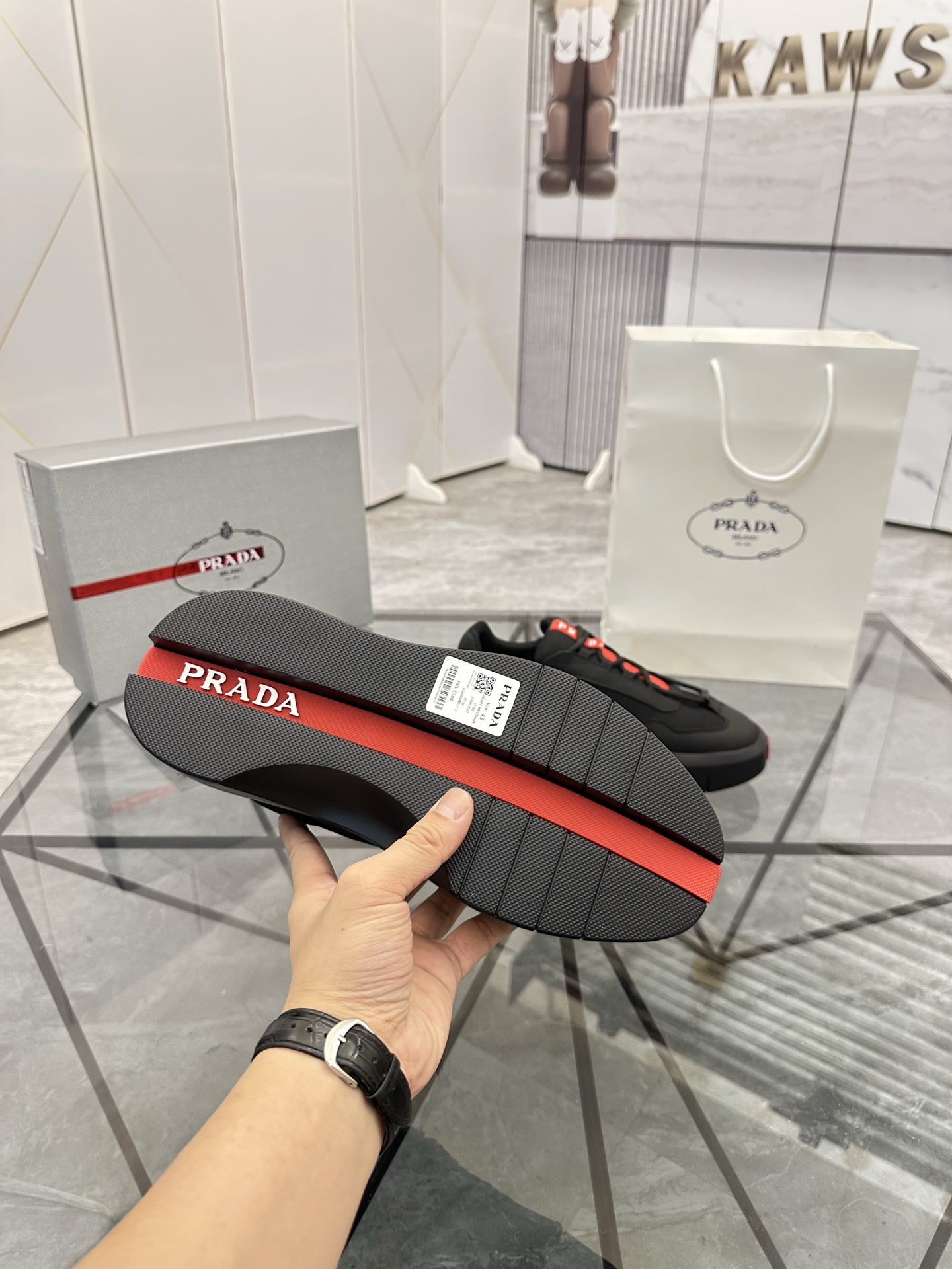 Precio de venta: P290 Artículos de alta gama y máxima calidadMarca: Prada *"Prada*" lowtop loafersTa