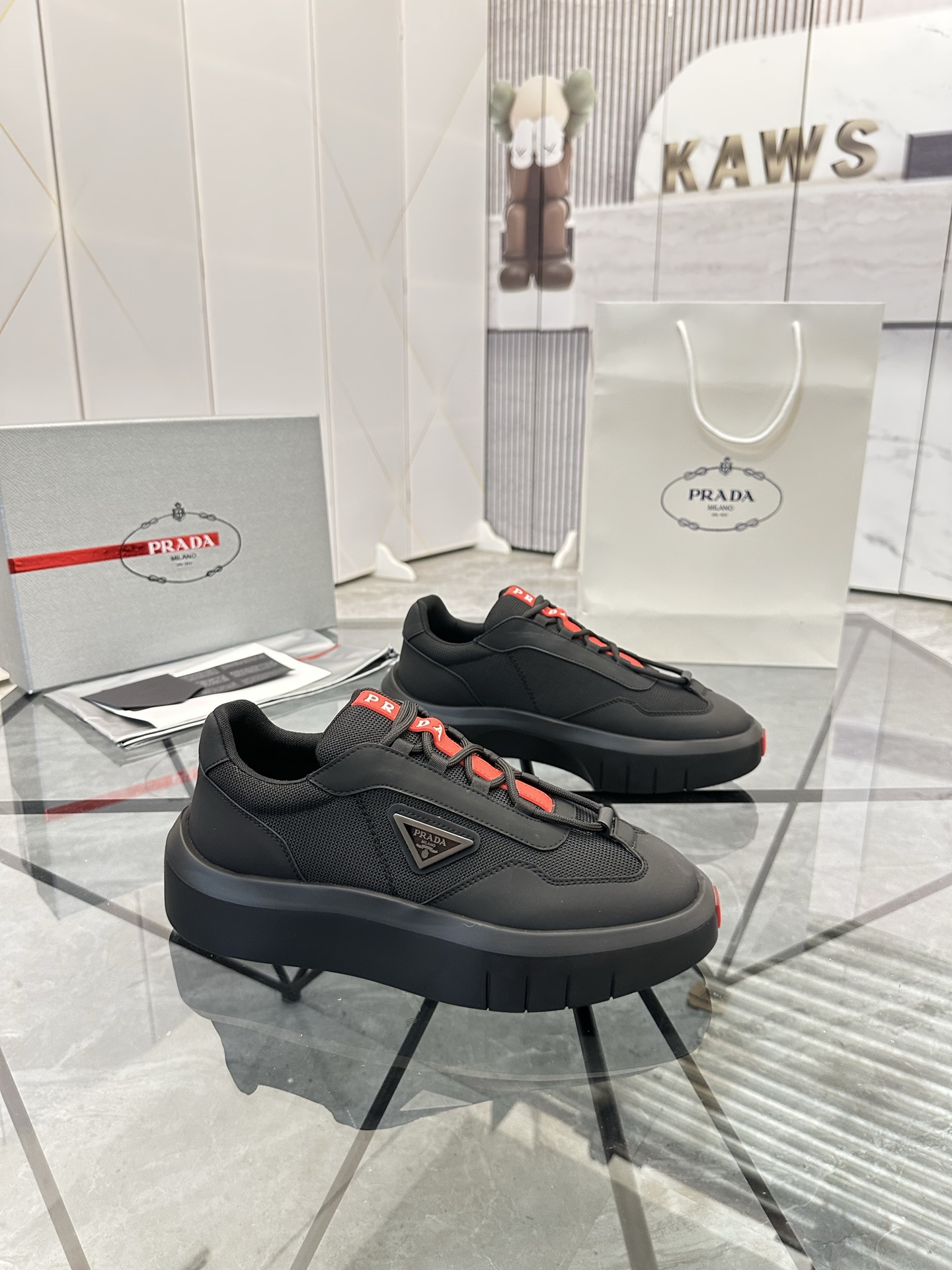 Precio de venta: P290 Artículos de alta gama y máxima calidadMarca: Prada *"Prada*" lowtop loafersTa