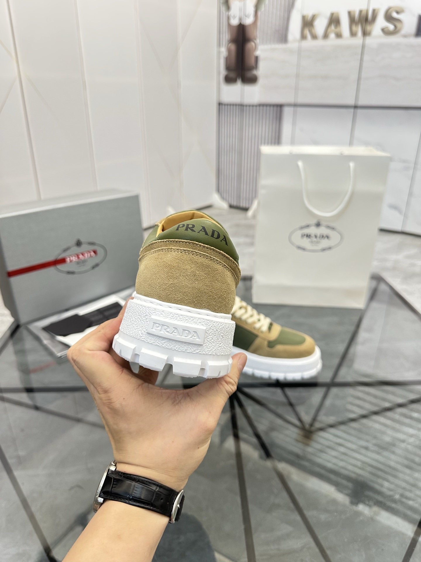 Precio de venta: P290 Artículos de alta gama y máxima calidadMarca: Prada *"Prada*" lowtop loafersTa