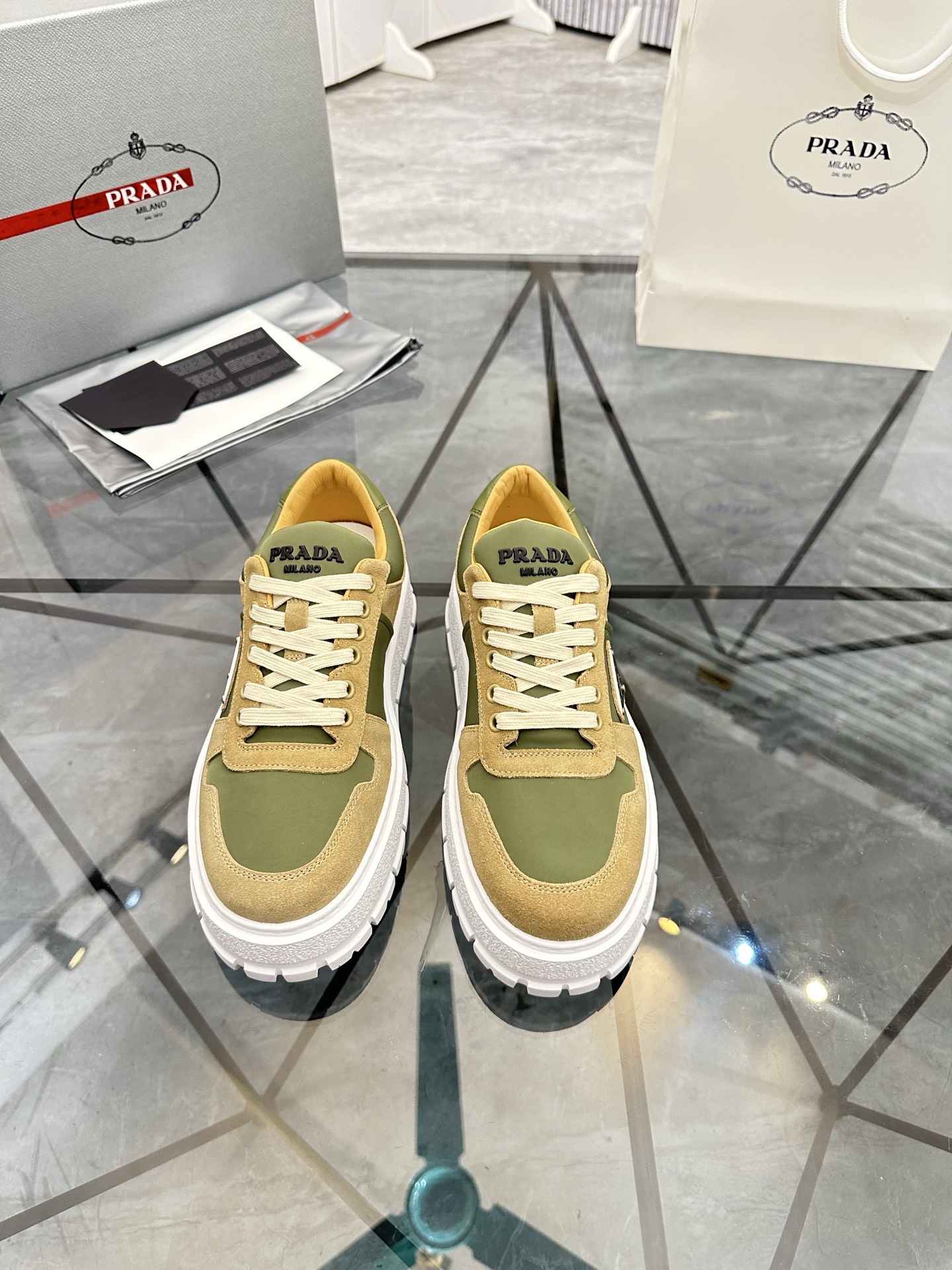 Precio de venta: P290 Artículos de alta gama y máxima calidadMarca: Prada *"Prada*" lowtop loafersTa