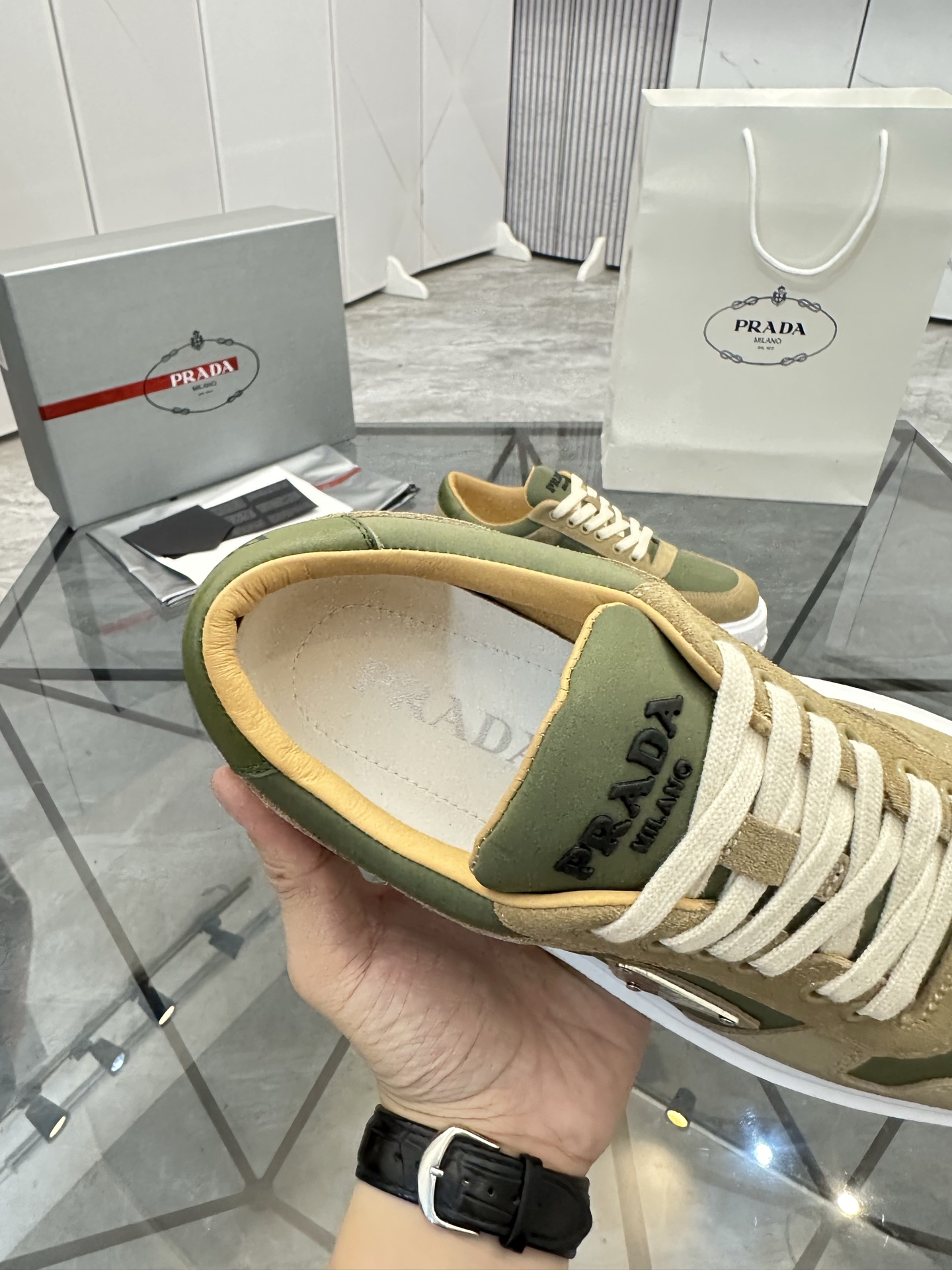 Precio de venta: P290 Artículos de alta gama y máxima calidadMarca: Prada *"Prada*" lowtop loafersTa