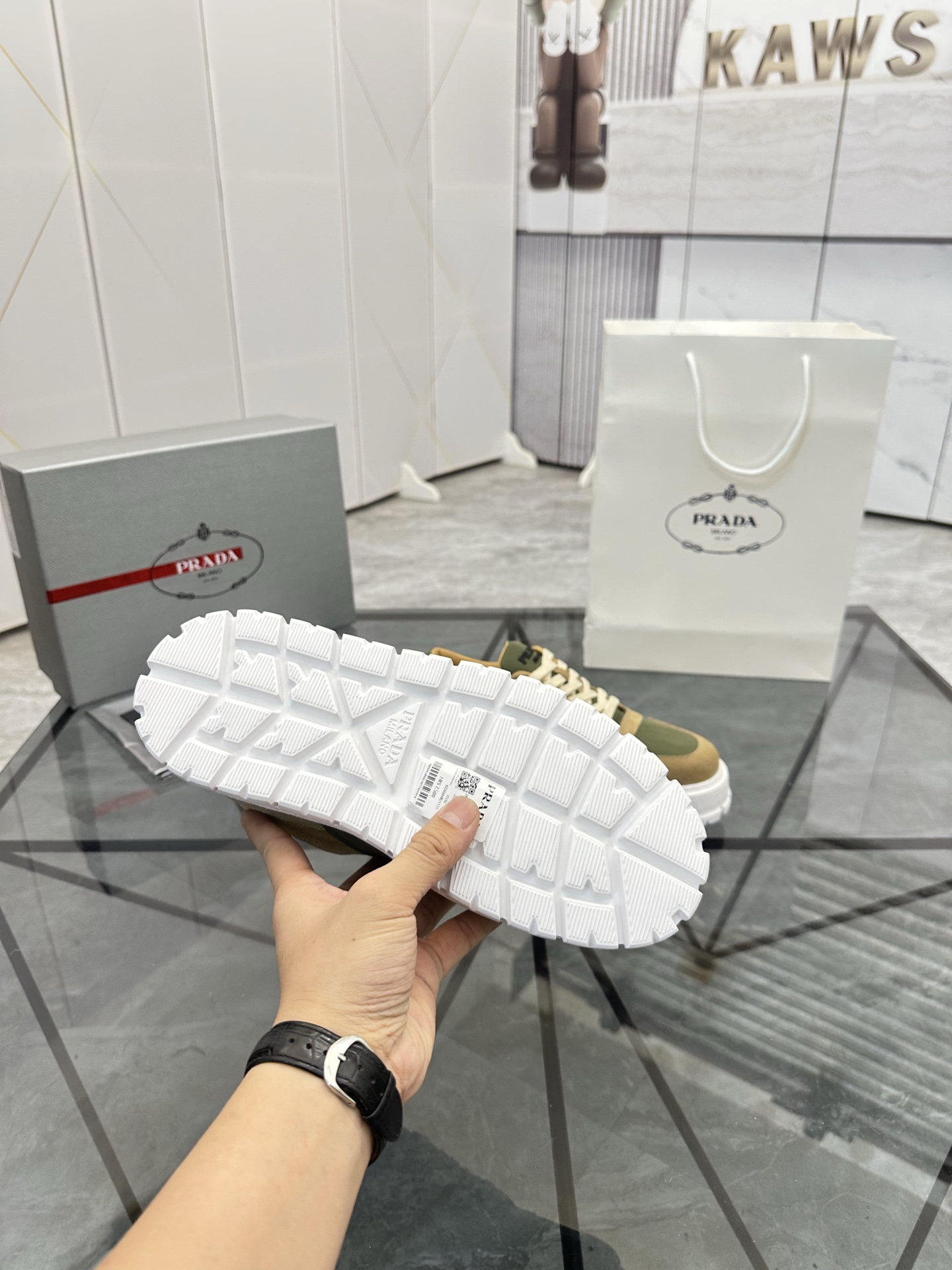 Precio de venta: P290 Artículos de alta gama y máxima calidadMarca: Prada *"Prada*" lowtop loafersTa
