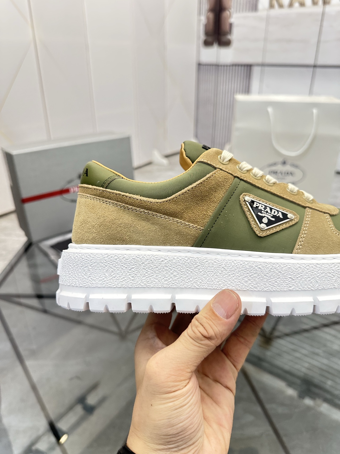 Precio de venta: P290 Artículos de alta gama y máxima calidadMarca: Prada *"Prada*" lowtop loafersTa