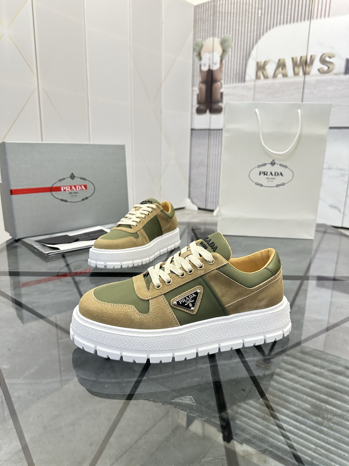 Precio de venta: P290 Artículos de alta gama y máxima calidadMarca: Prada *