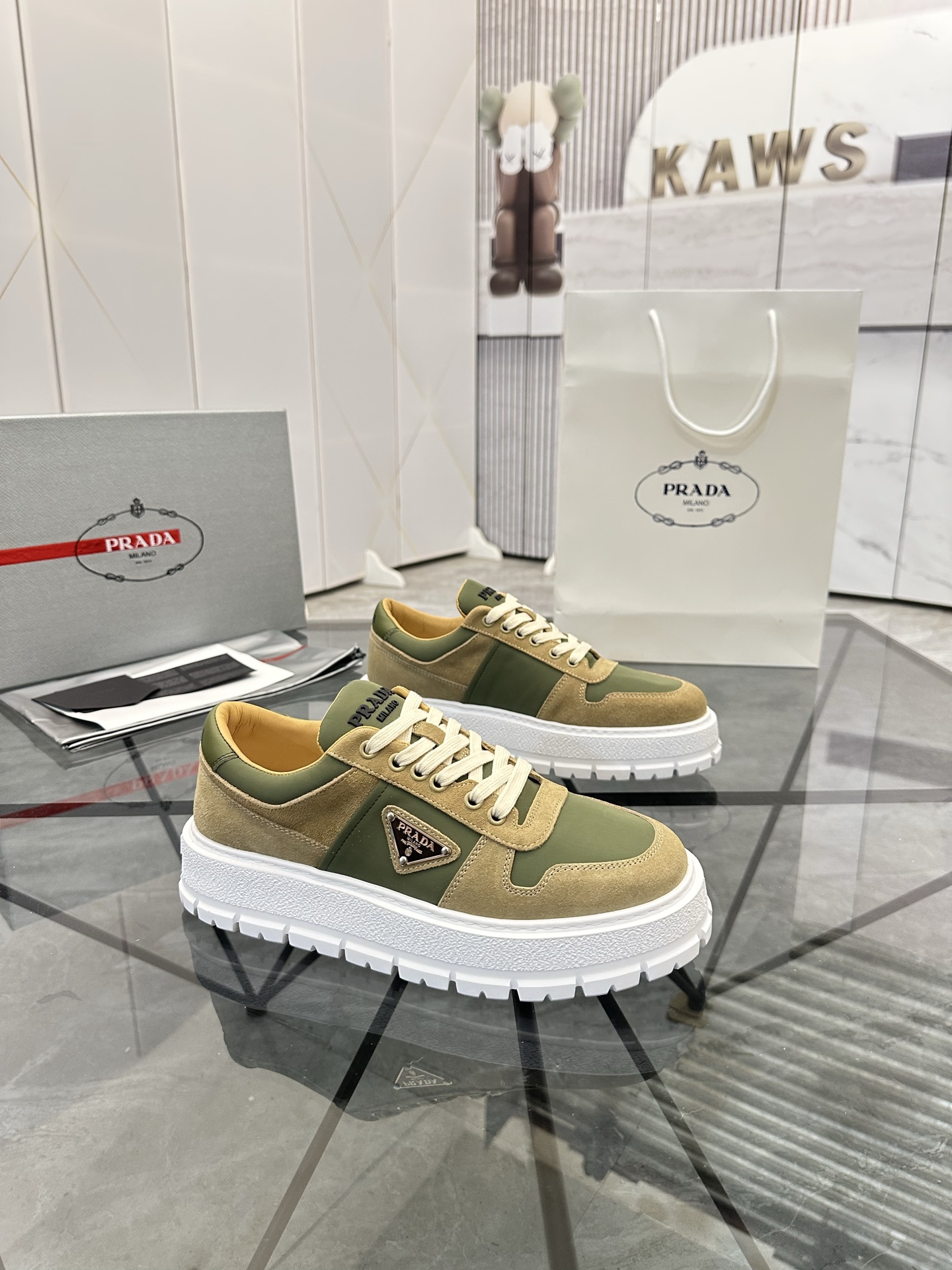 Precio de venta: P290 Artículos de alta gama y máxima calidadMarca: Prada *"Prada*" lowtop loafersTa